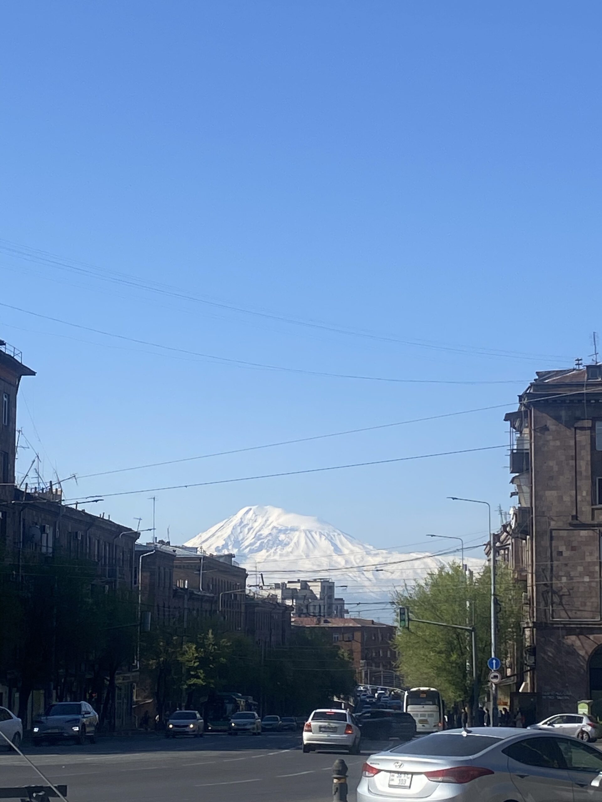 El mont Ararat nevat sobre els edificis d'Erevan