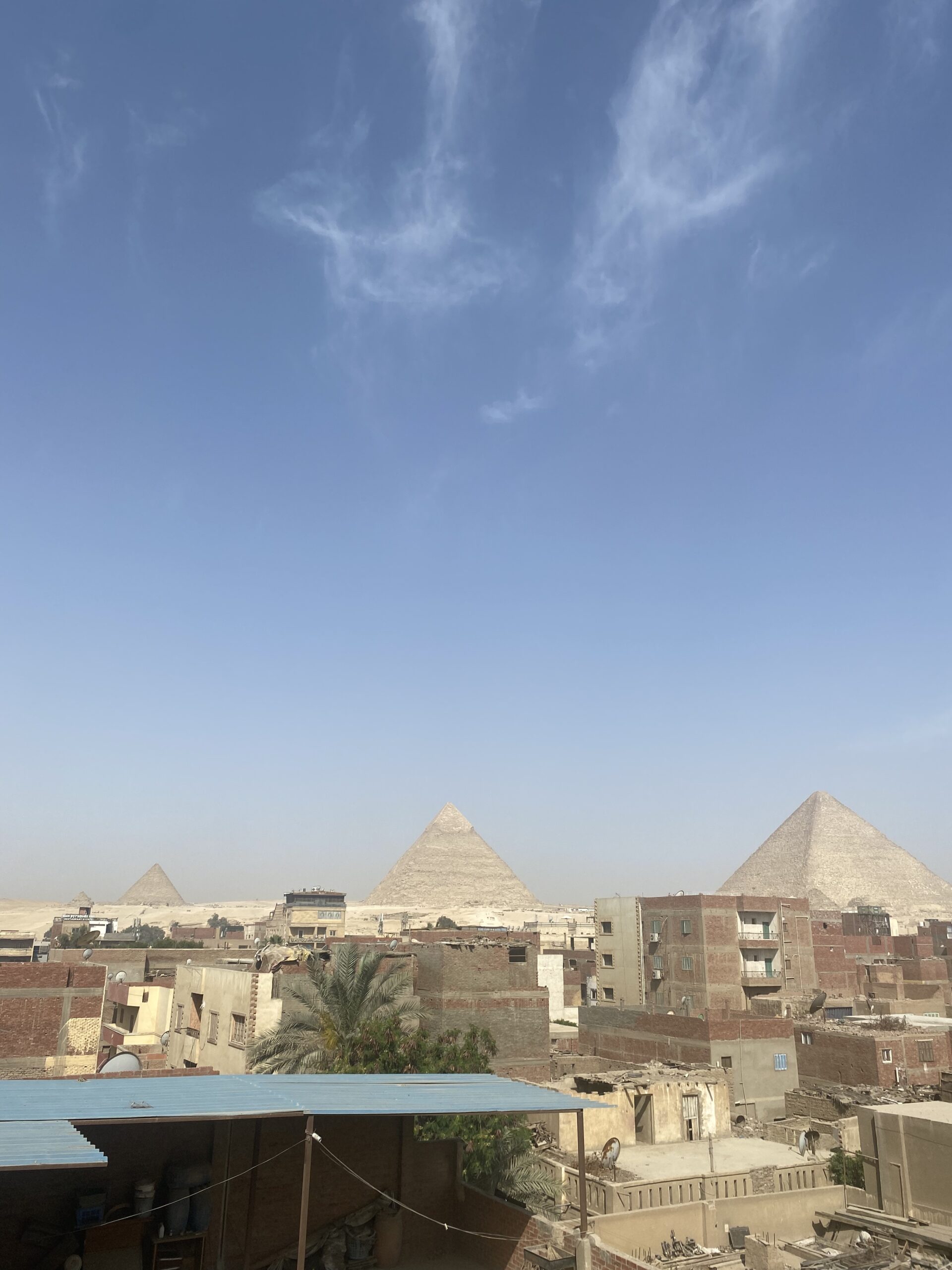 Les piràmides de Giza sota el cel blau, vistes des de la distància