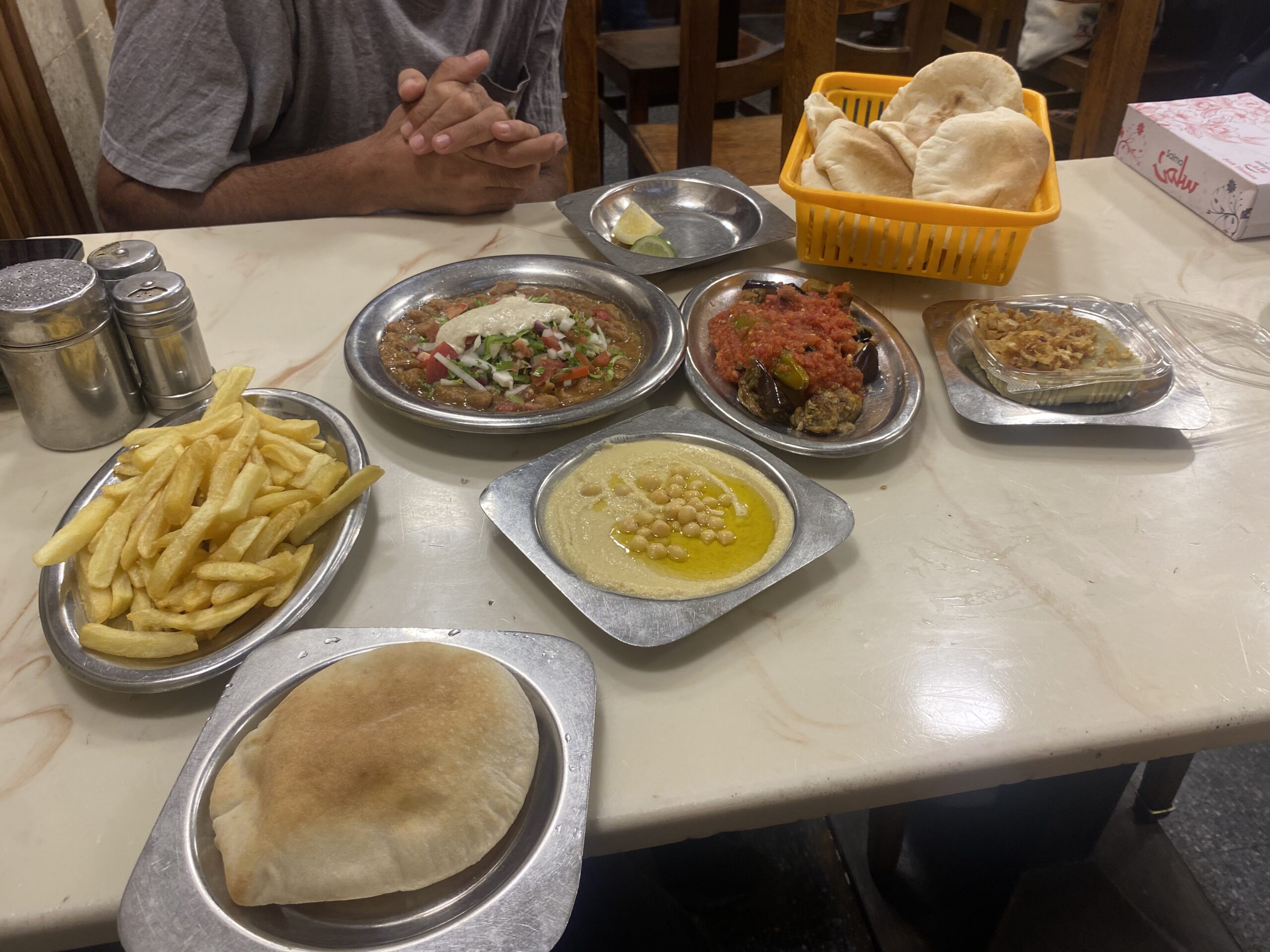 Plats de ful, falàfel i amanides al restaurant Mohamed Ahmed d'Alexandria