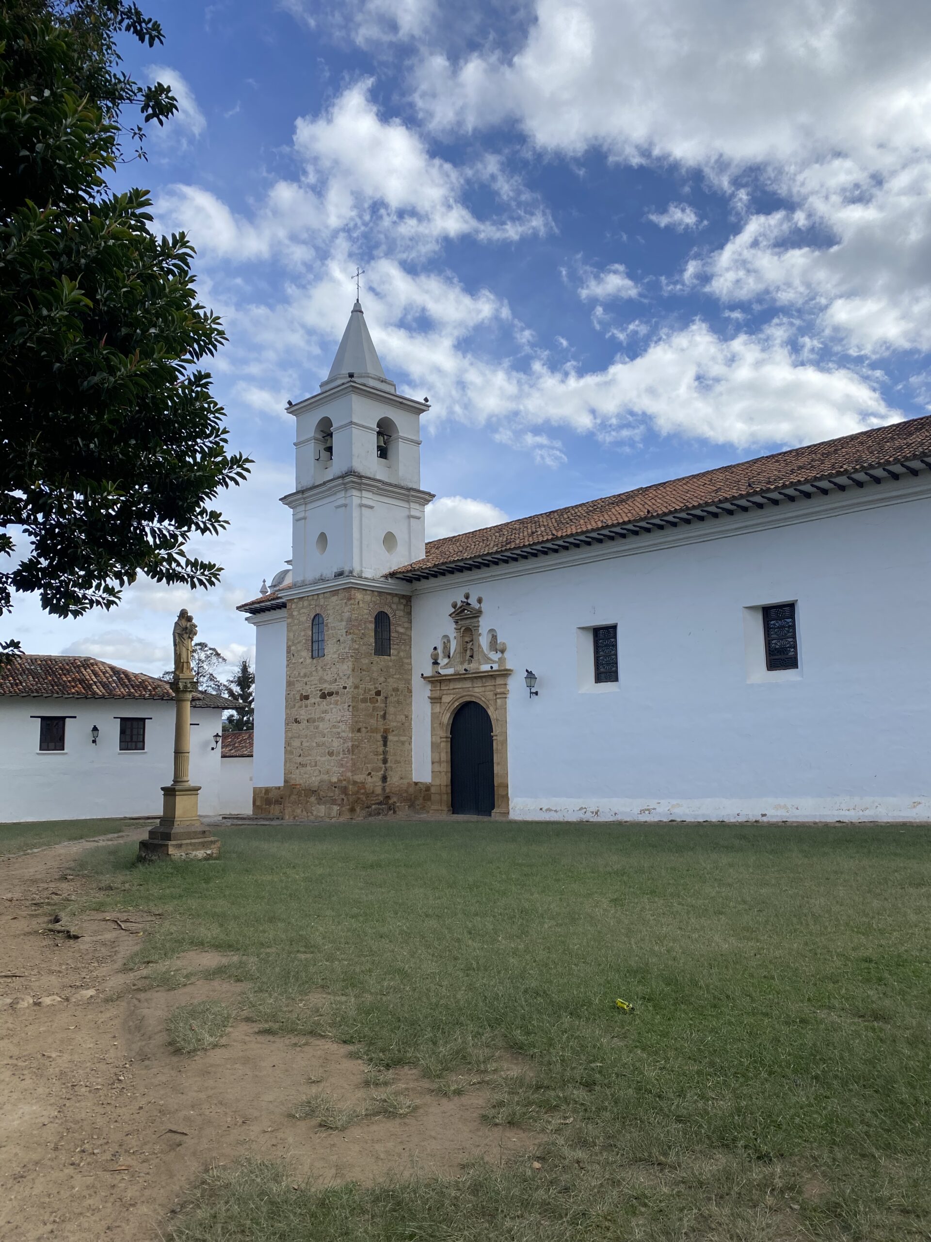 Església colonial blanca amb campanar i gespa al centre de Villa de Leyva