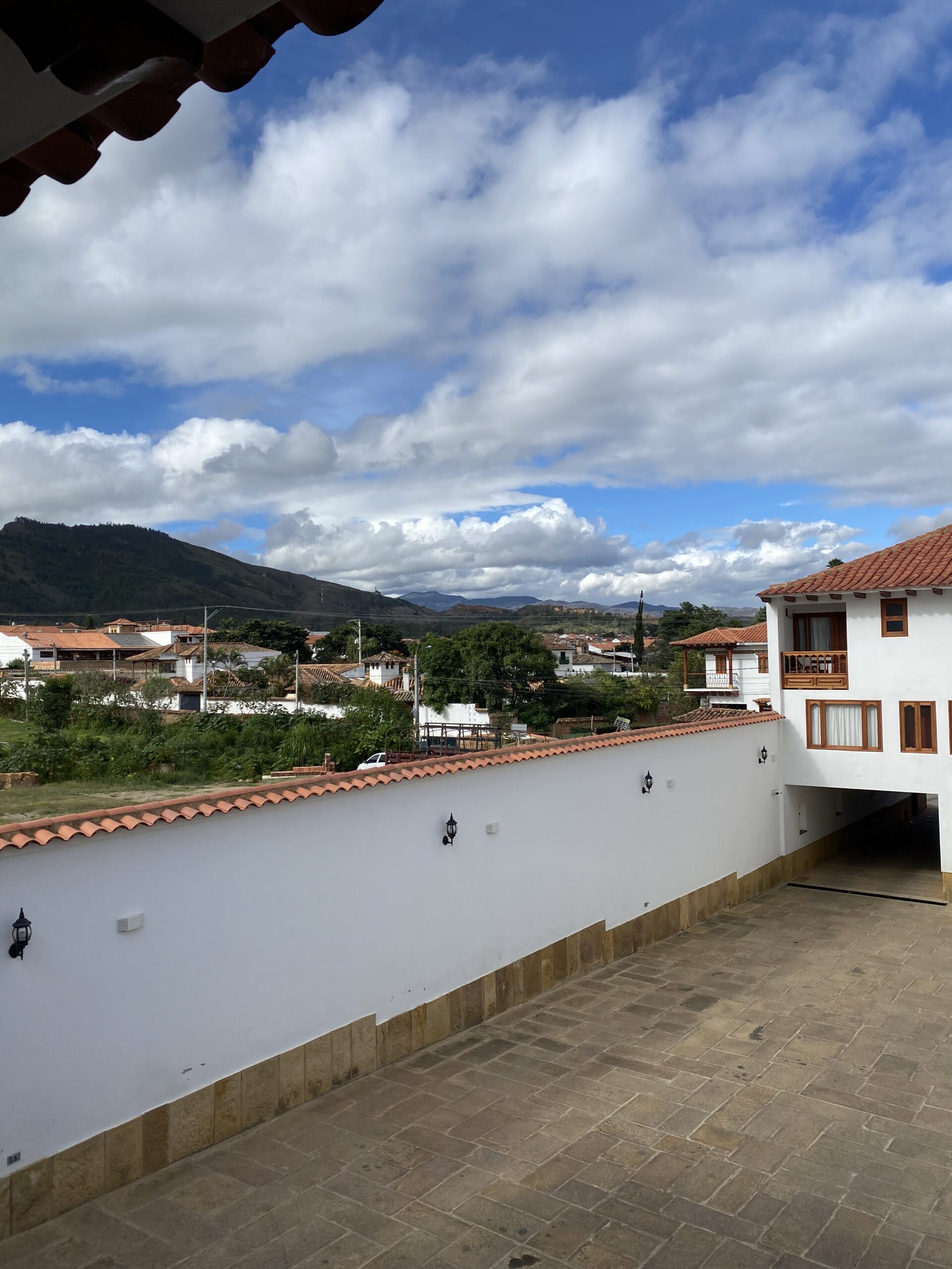 Teulades de Villa de Leyva amb les muntanyes de Boyacá al fons