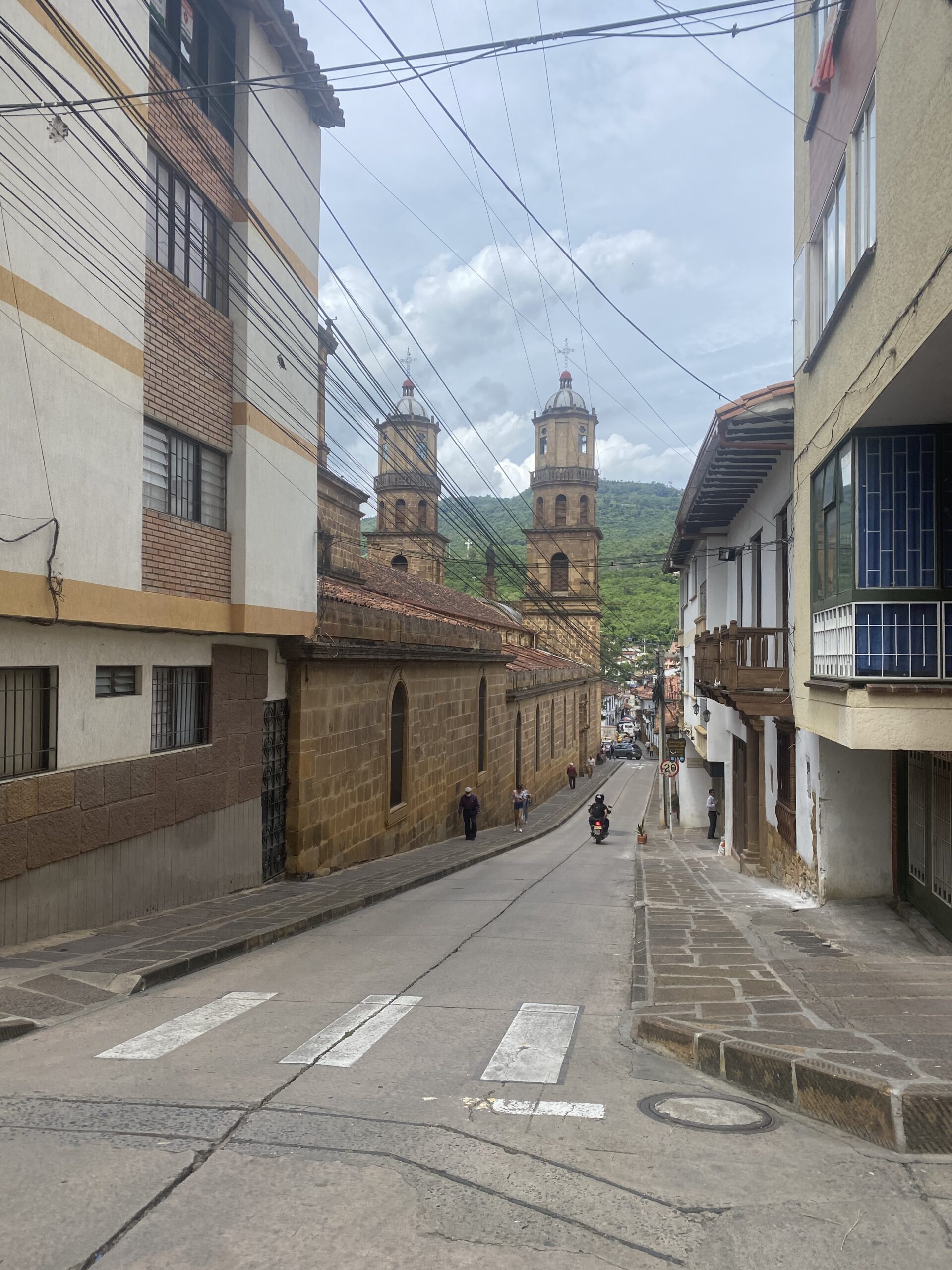 Carrer de San Gil amb cases de colors i una església al fons