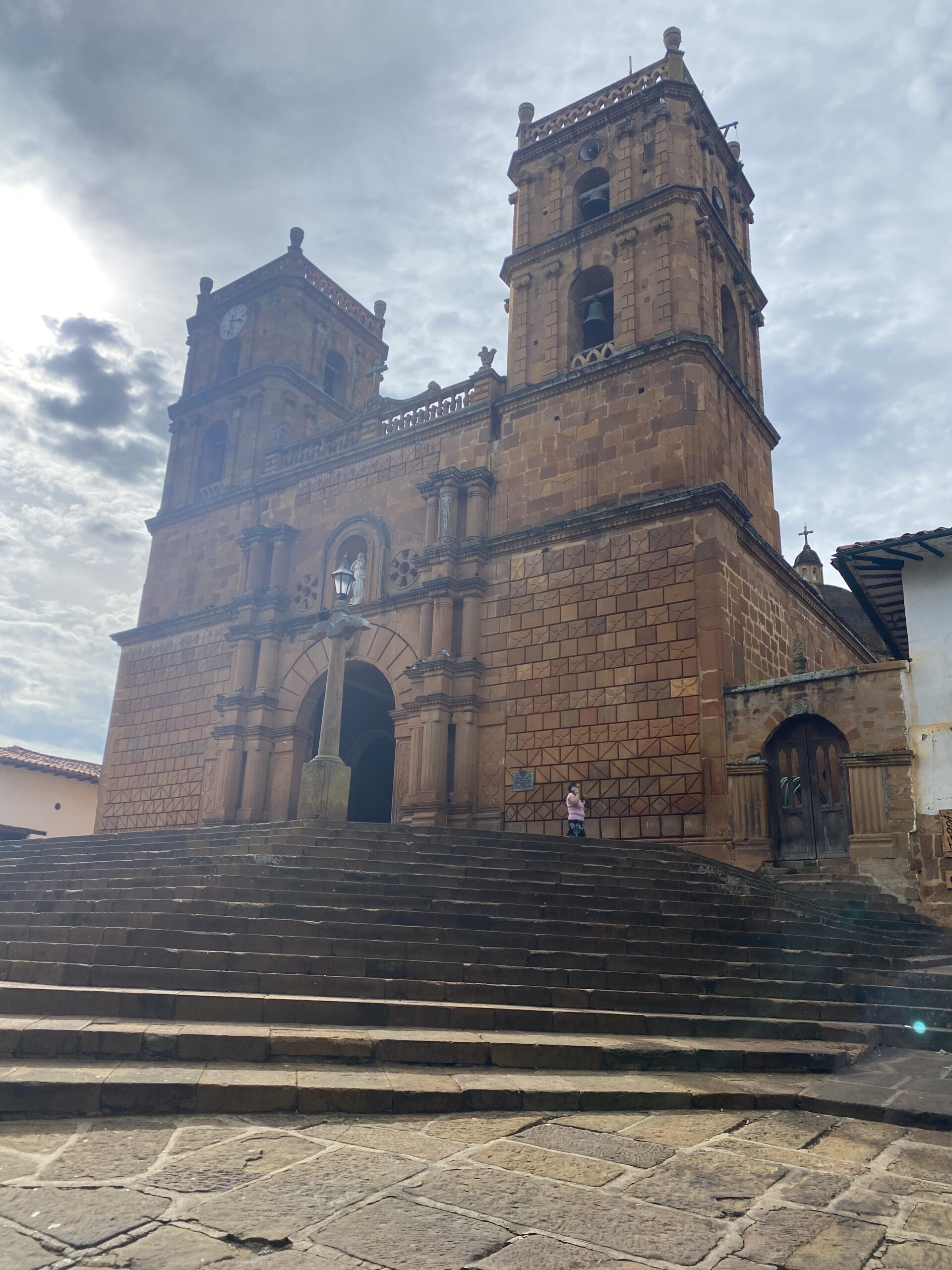 Façana de pedra de l'església de San Gil amb dues torres i una entrada en arc