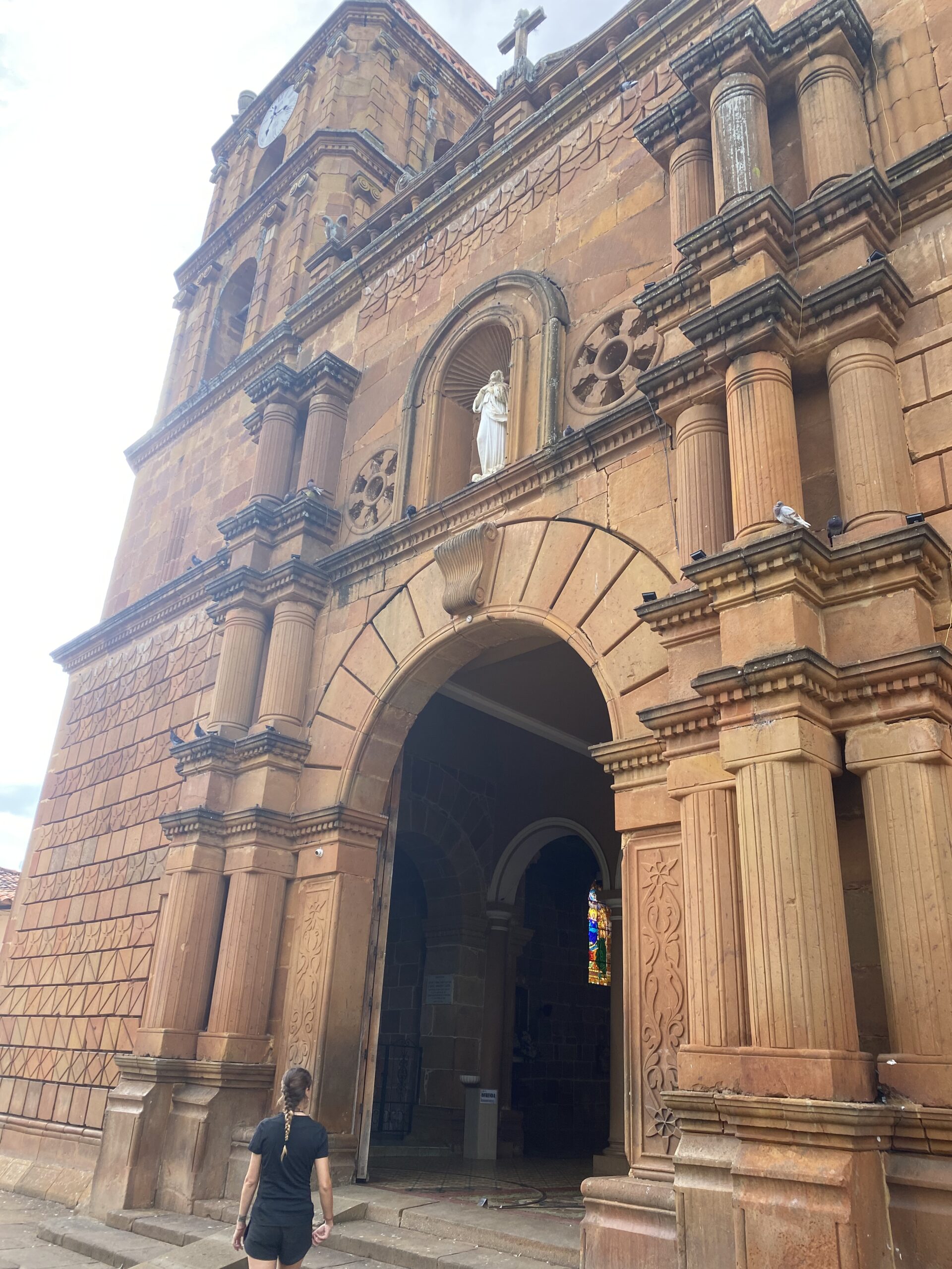 Detall de l'entrada en arc i la façana de pedra de l'església de San Gil