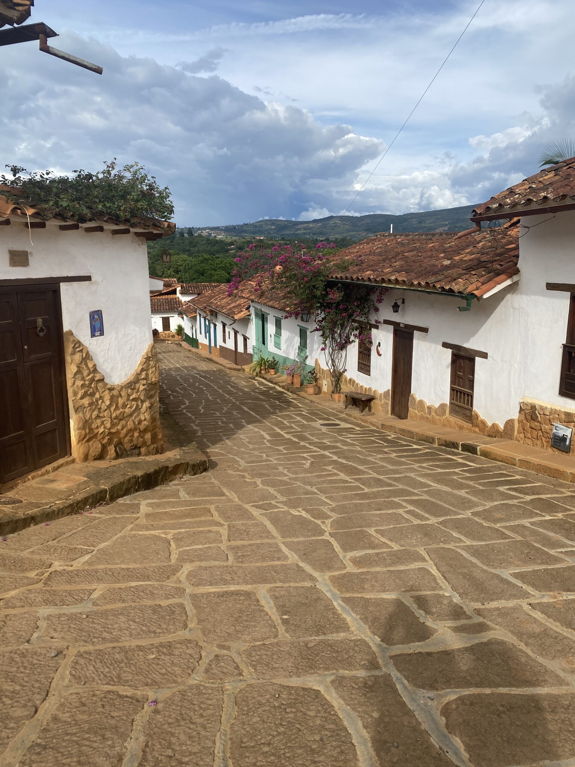 Carrer de pedra de Barichara amb cases colonials blanques i teulades de teula