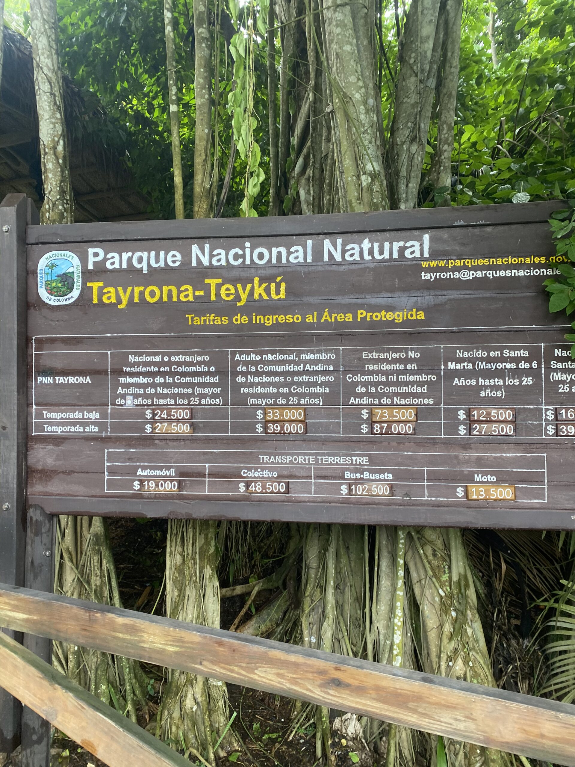 Cartell d'entrada del Parque Nacional Natural Tayrona al sector de Zaino