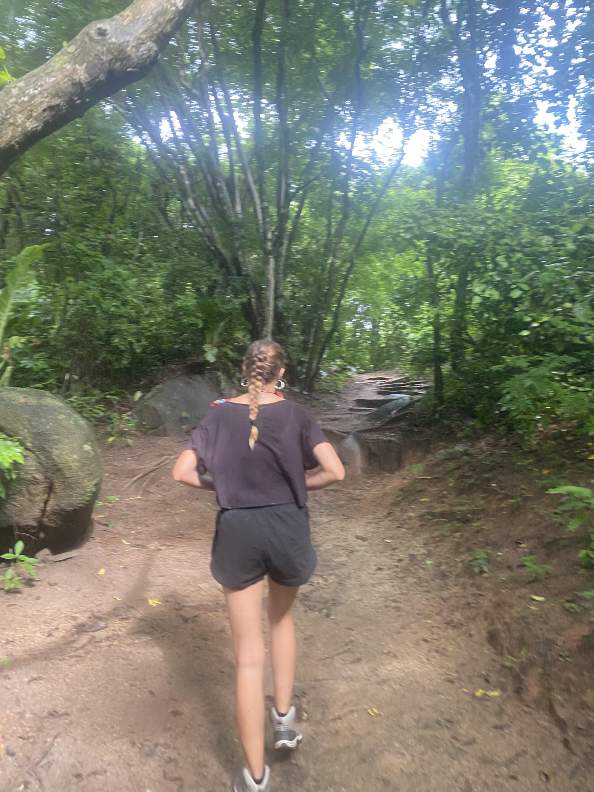 Un de nosaltres caminant pel sender entre la vegetació del Parc Tayrona