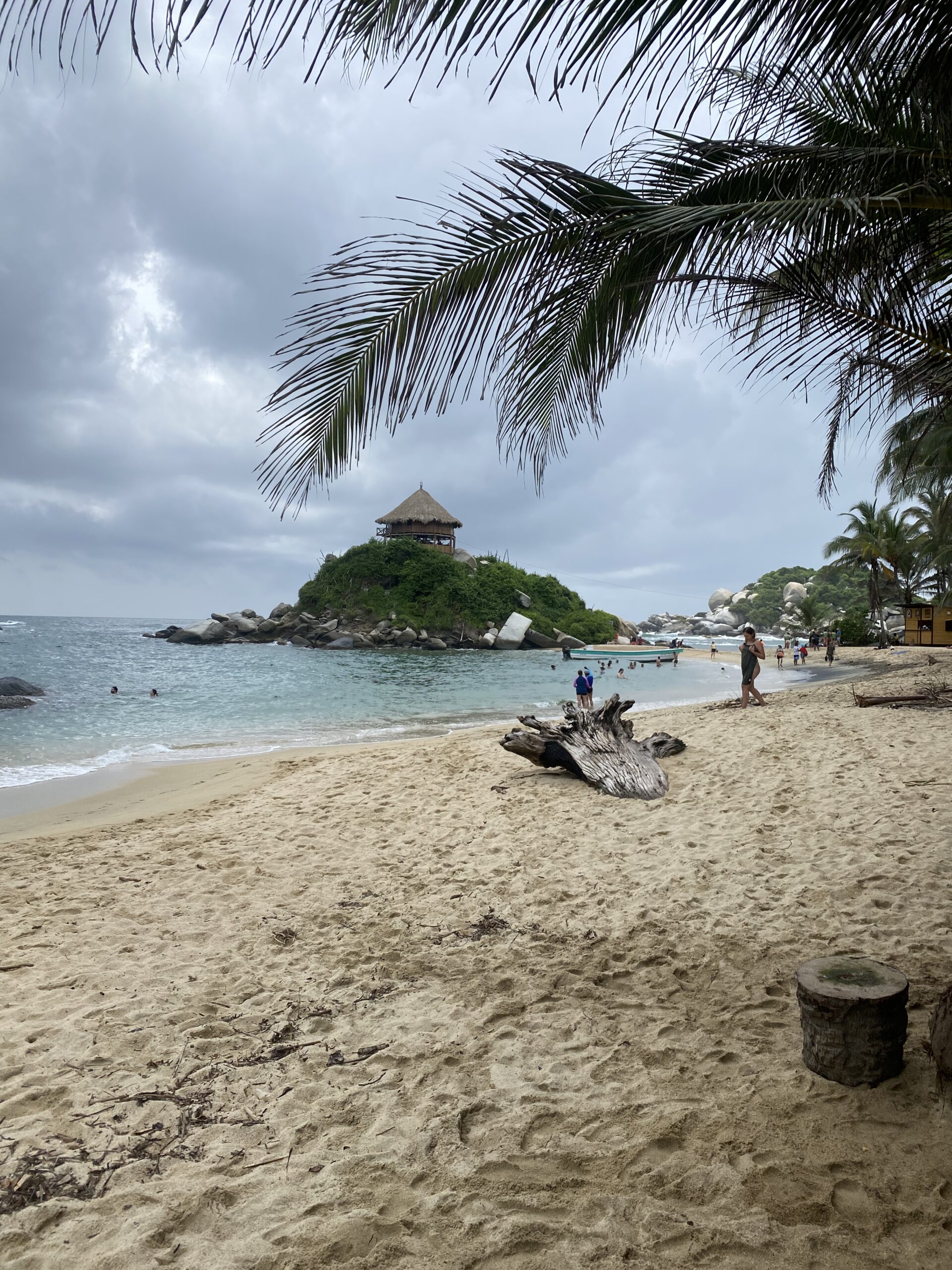 Platja de Cabo San Juan del Guía amb palmeres i la cabana sobre el promontori de roca, al Parc Tayrona