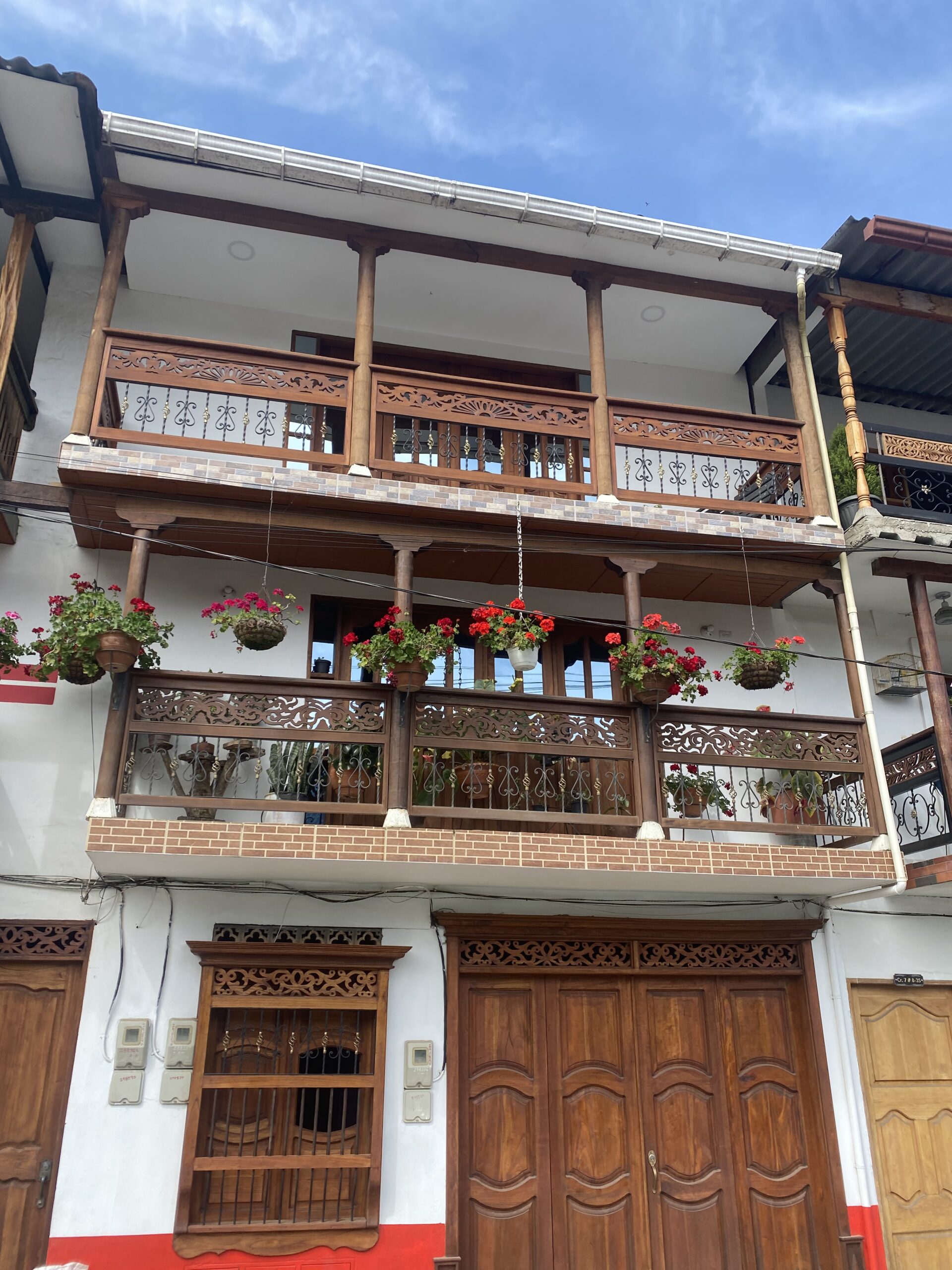 Casa tradicional de Jardín amb balcons de fusta plens de flors