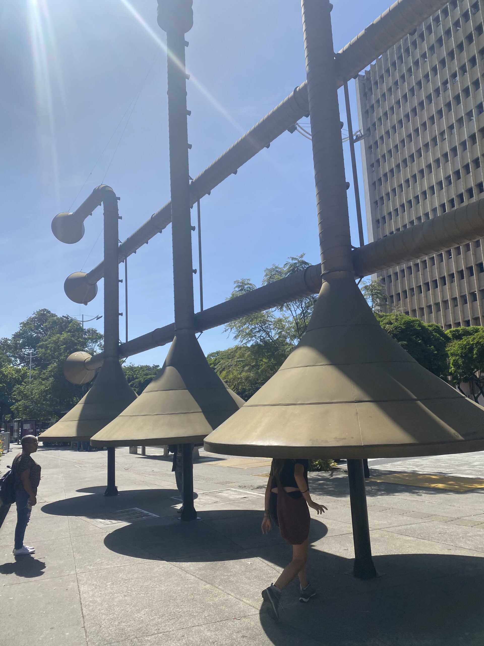 Escultura de grans trompetes de metall al centre de Cali, amb el cel blau al fons