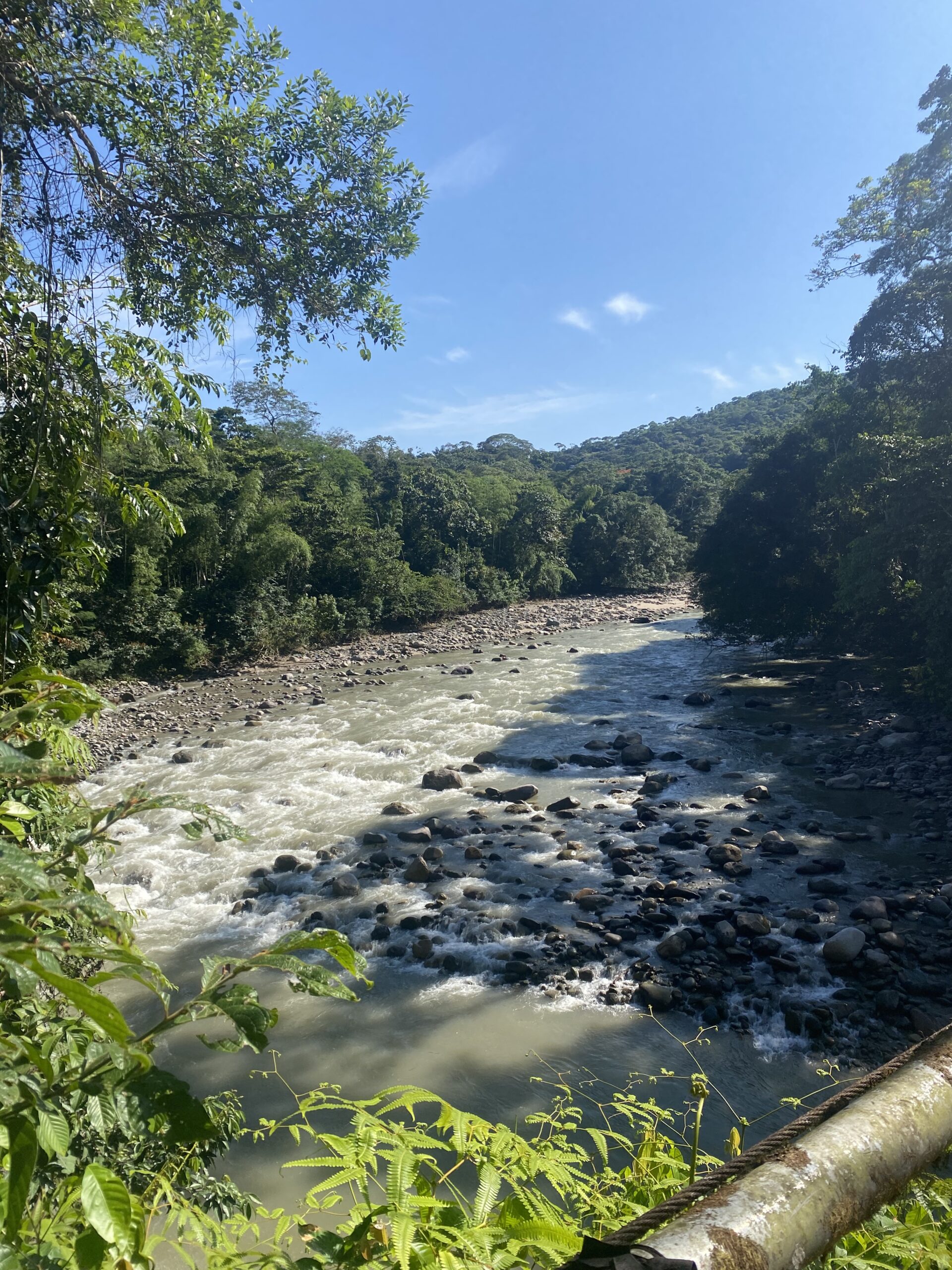 Riu de pedres envoltat de selva a la zona de la via de Villagarzón, Mocoa