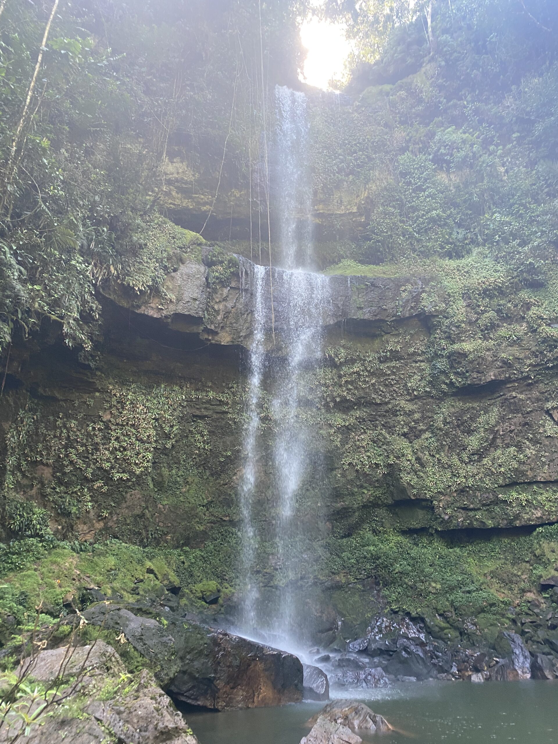 Cascada que cau entre la vegetació tropical als voltants de Mocoa