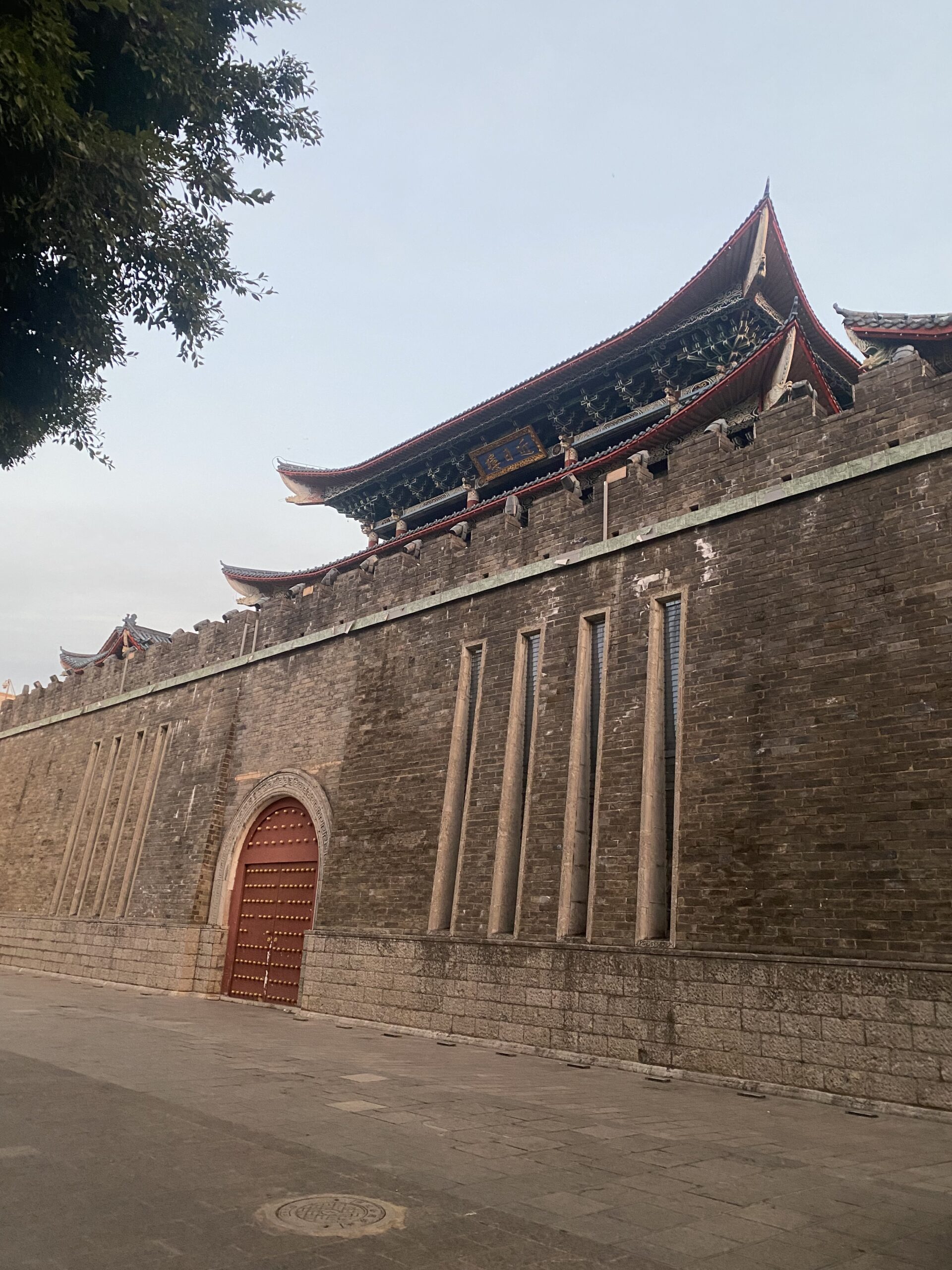 Torre de porta tradicional amb muralla de maó a Kunming, Yunnan