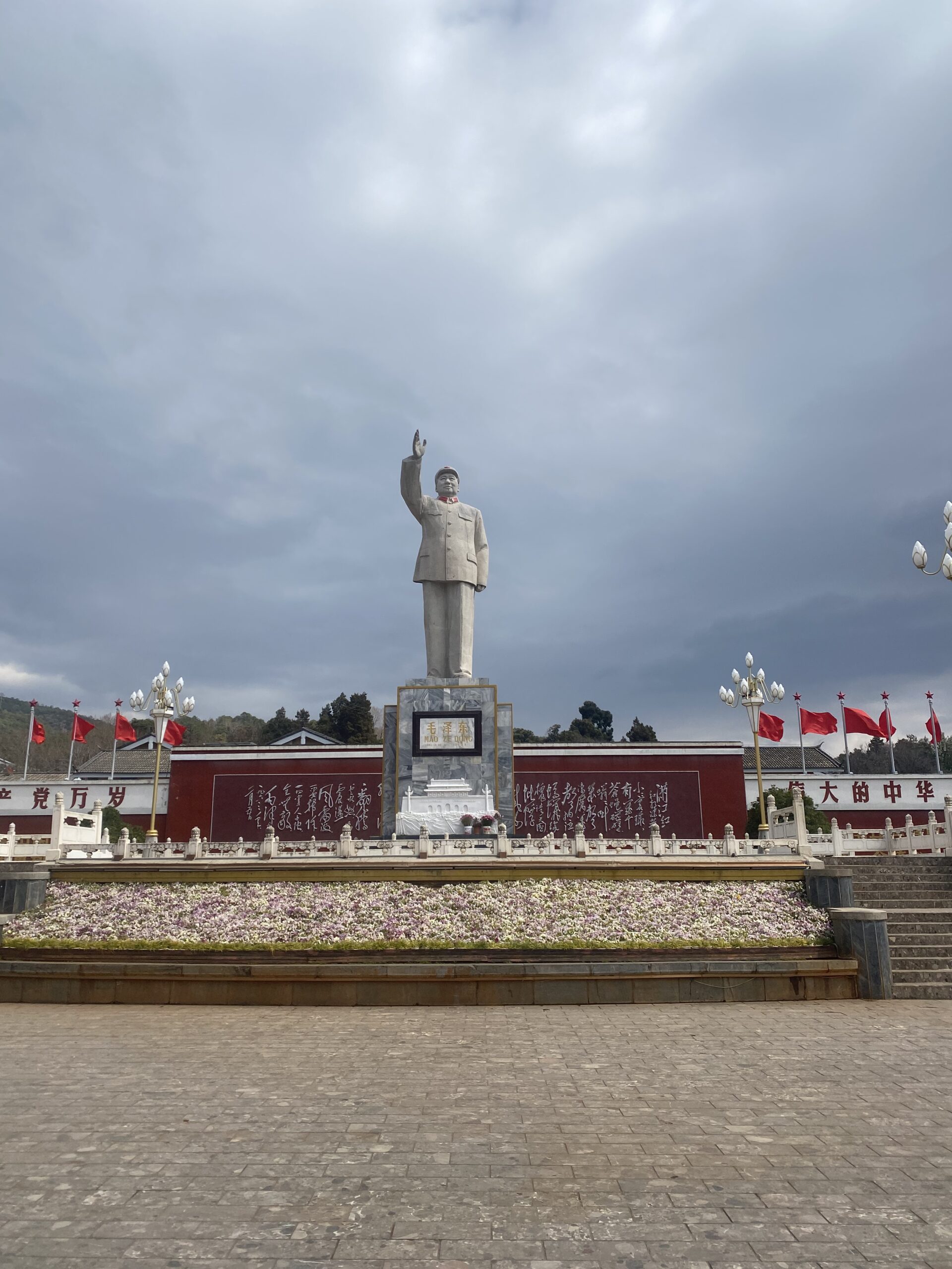 Gran estàtua de Mao Zedong en una plaça de la ciutat moderna