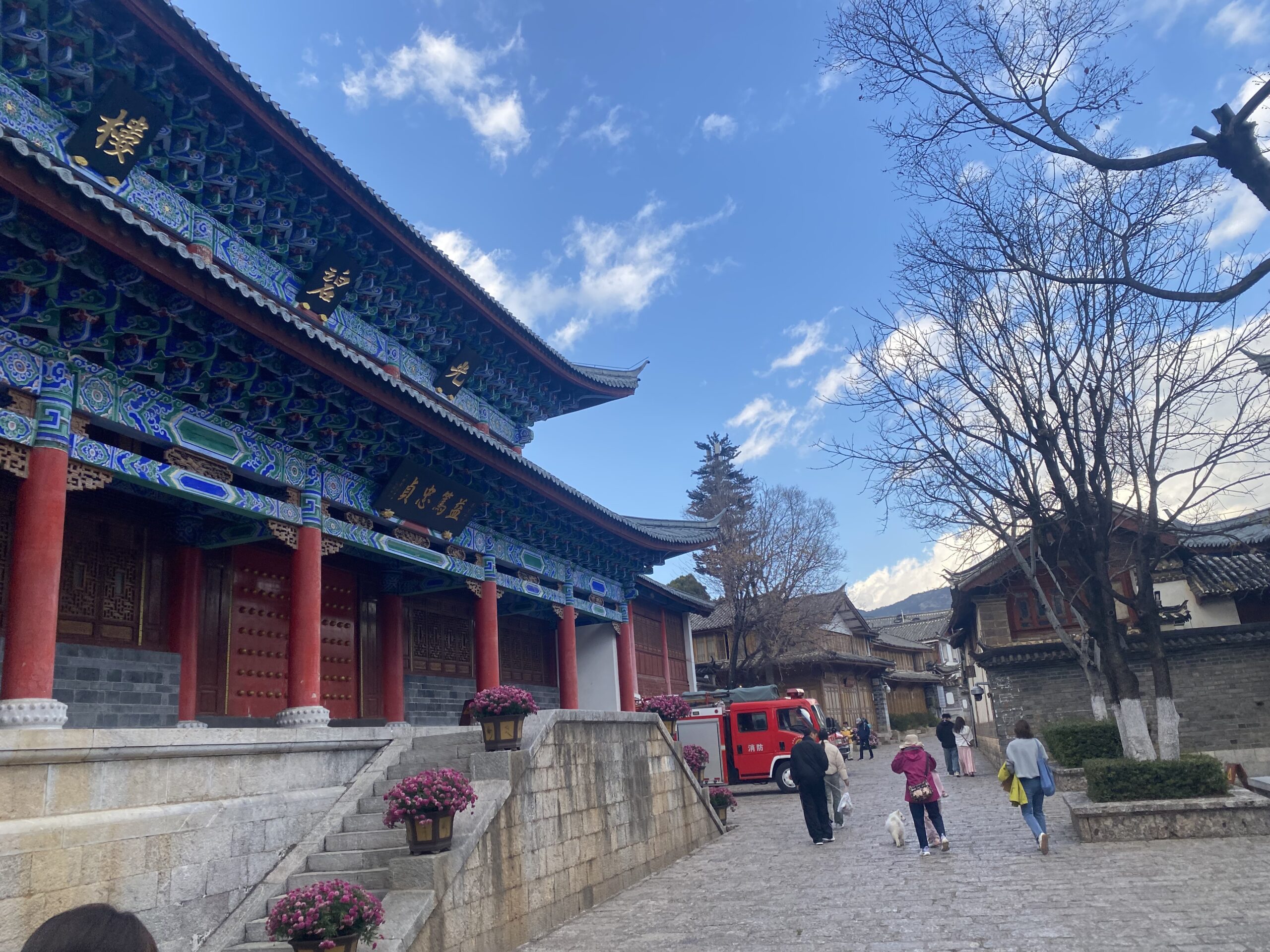 Pavellons tradicionals de fusta amb columnes vermelles a Lijiang