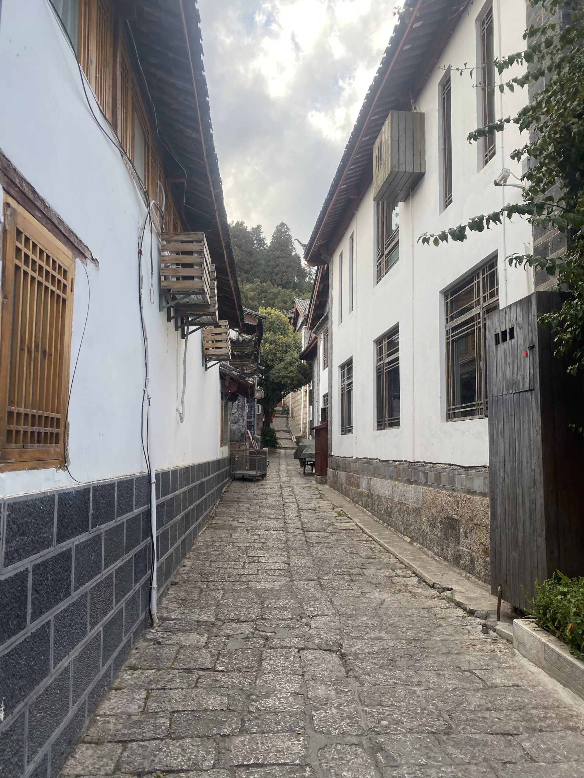 Carreró de pedra entre cases tradicionals de fusta al nucli antic de Lijiang