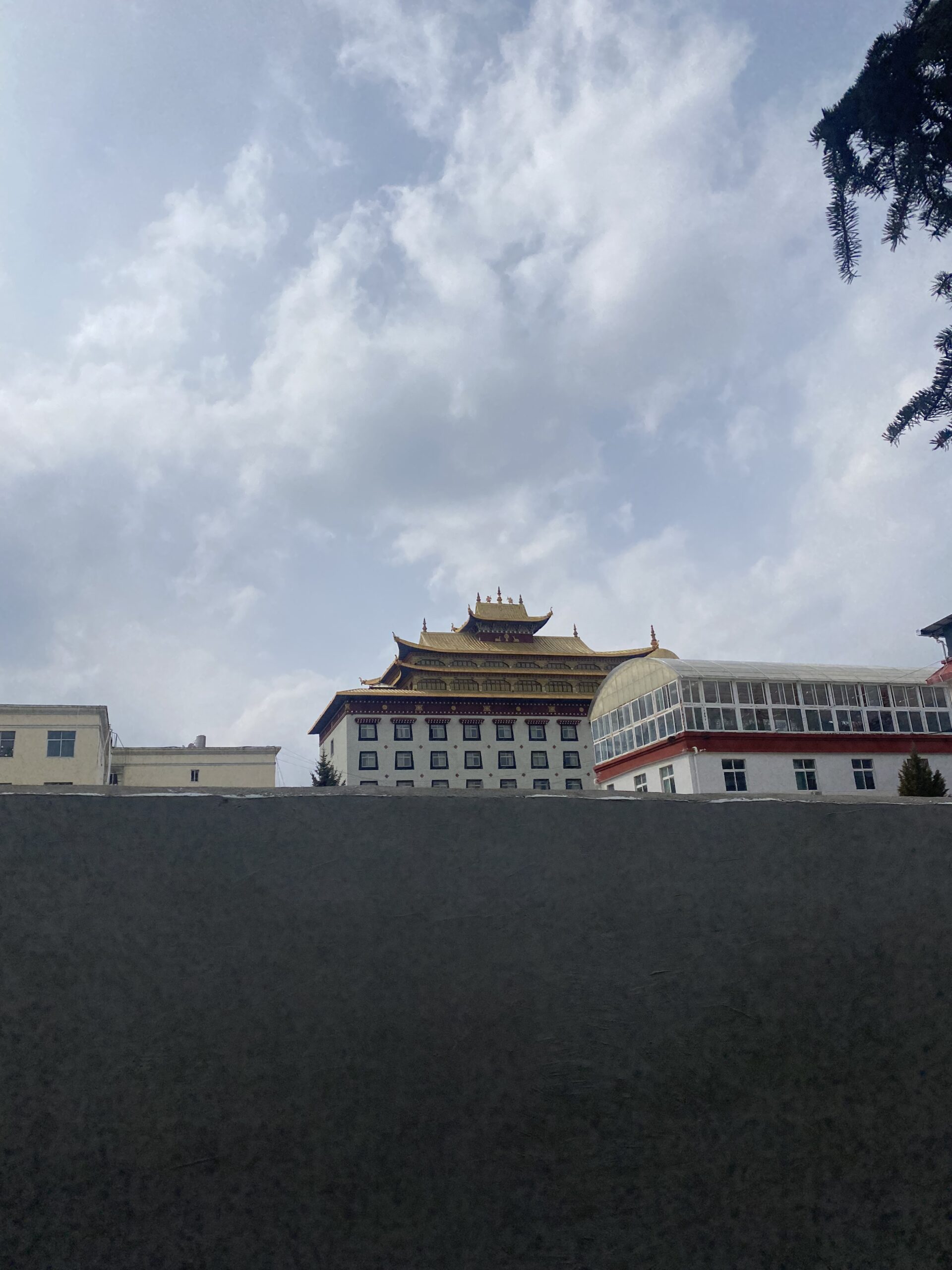 Edificis blancs de l'arquitectura tibetana del monestir de Songzanlin sota el cel