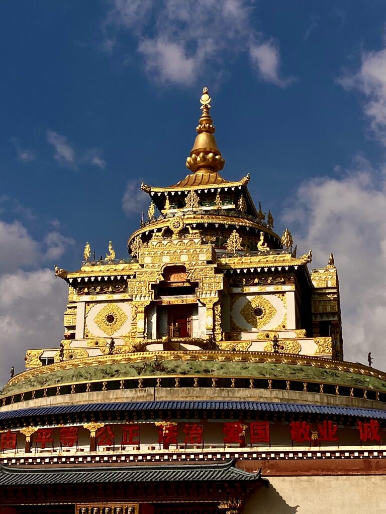 Temple tibetà daurat del parc Guishan sota el cel blau de Shangri-La.
