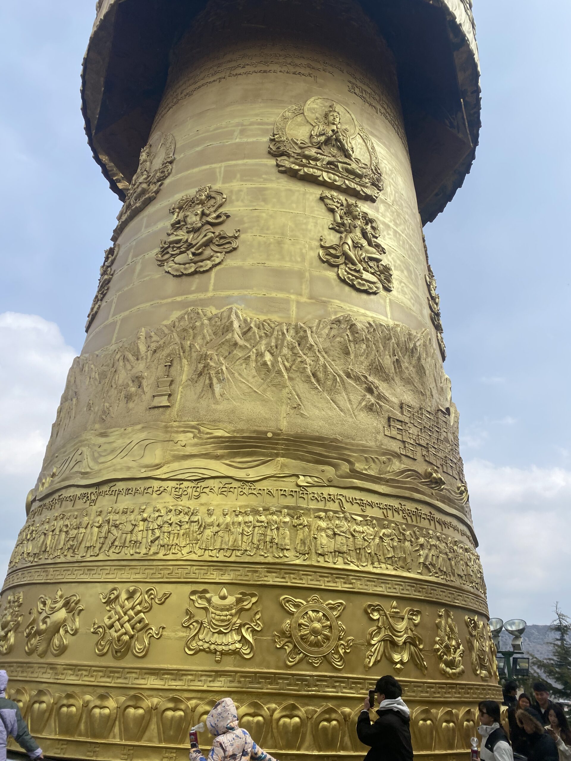 Detall de la gran roda de pregàries daurada del parc de Guishan a Shangri-La
