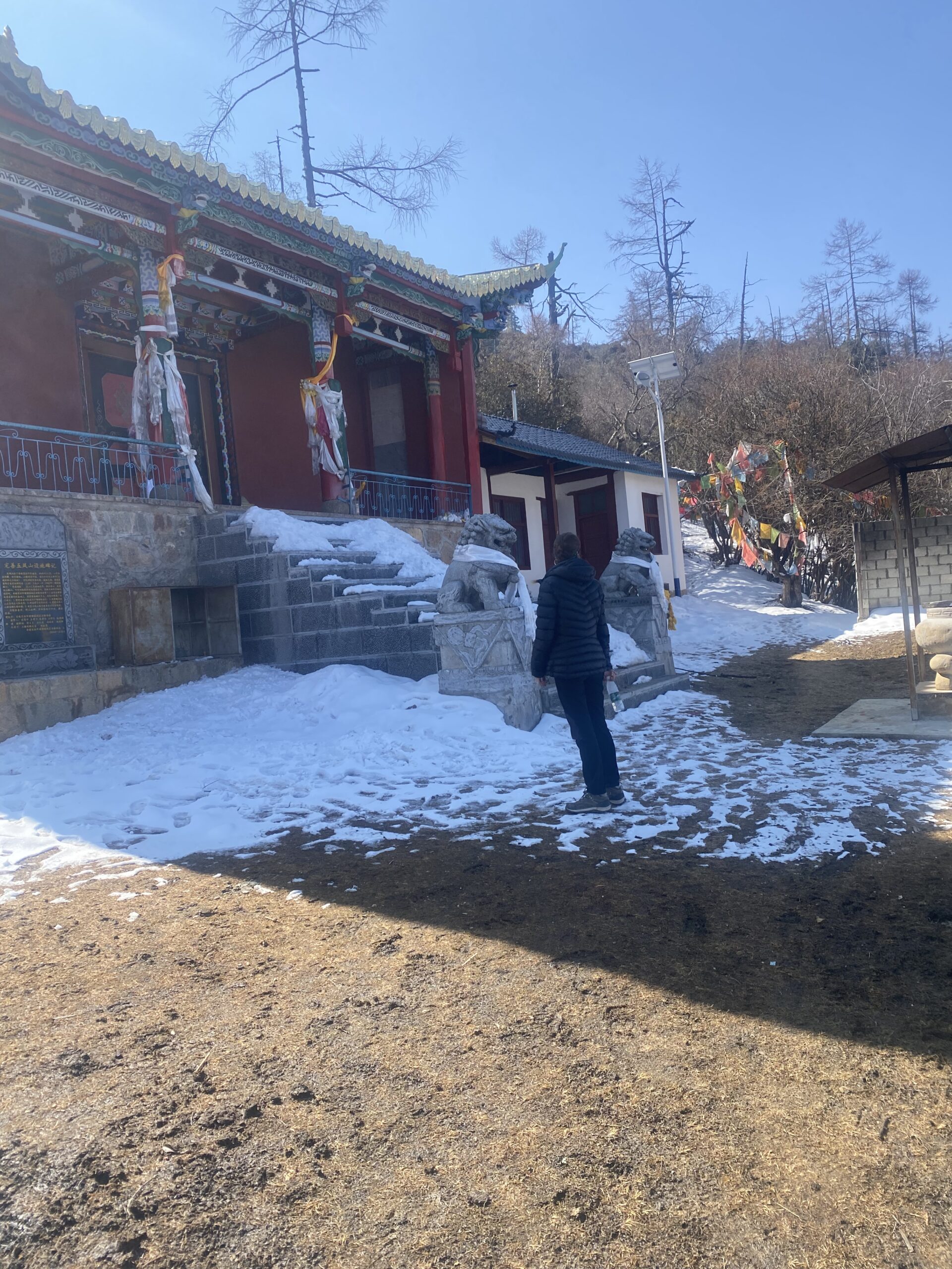 Neu als carrers de la ciutat vella de Shangri-La amb cases tibetanes de fusta