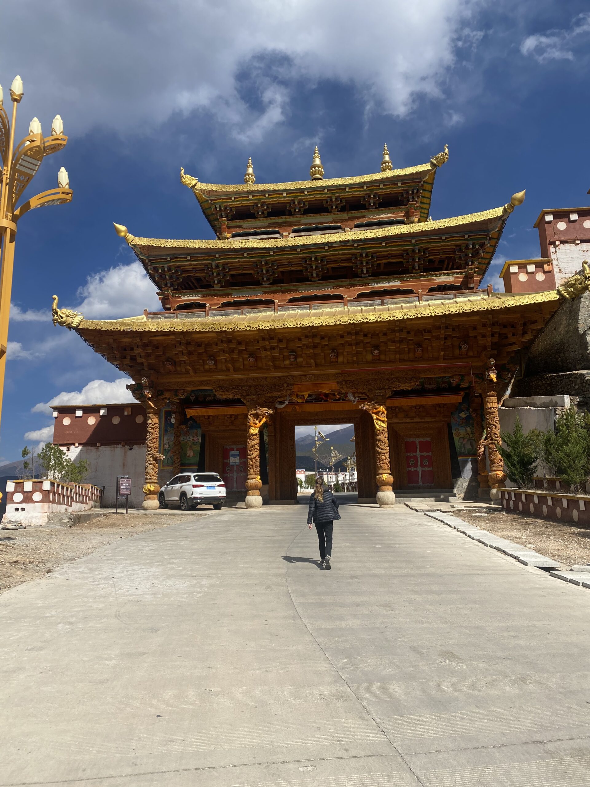 Portalada tibetana de diversos pisos amb teulades daurades a Xiangcheng