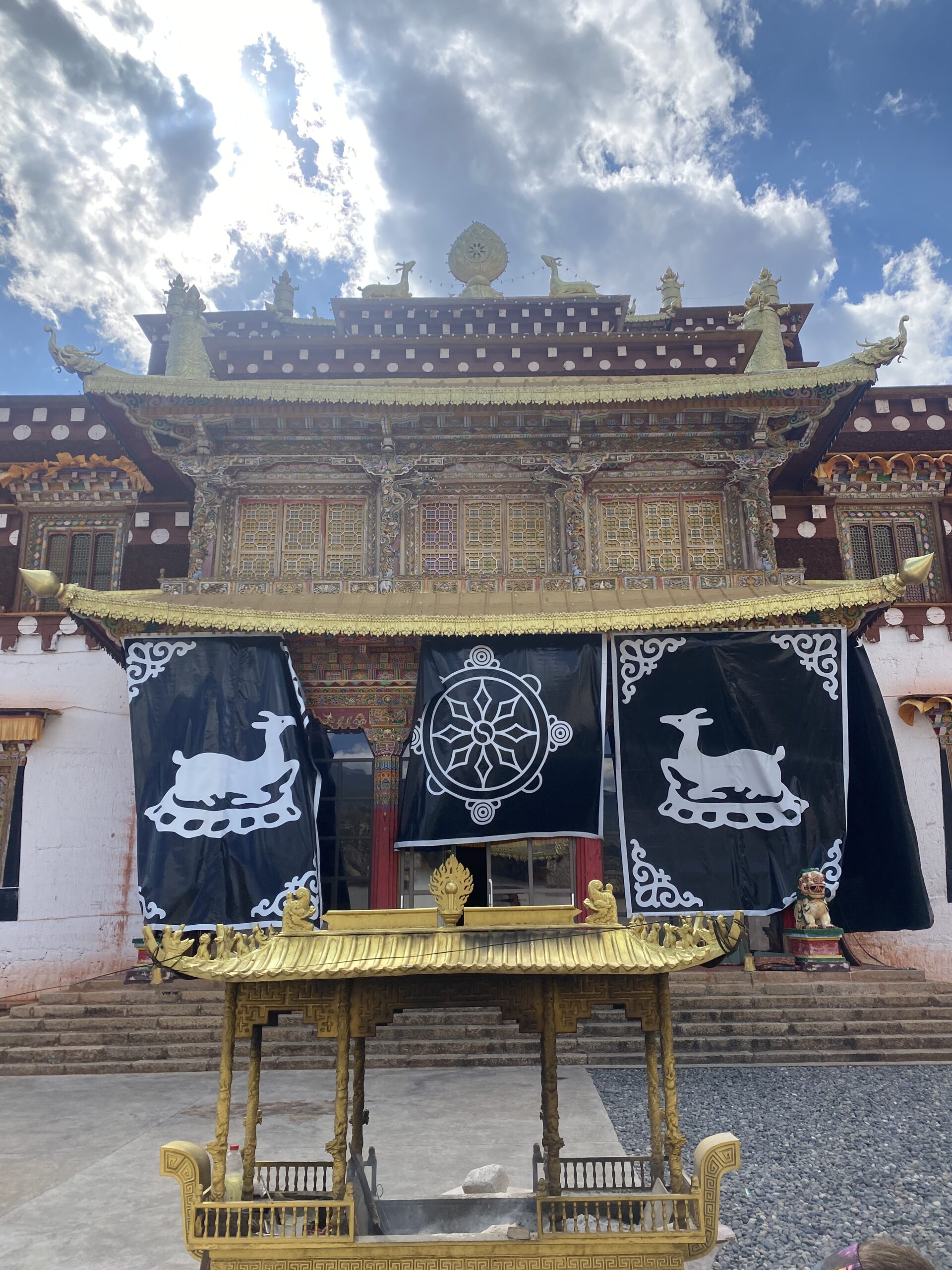 Temple tibetà amb cortines negres decorades i teulades daurades a Xiangcheng