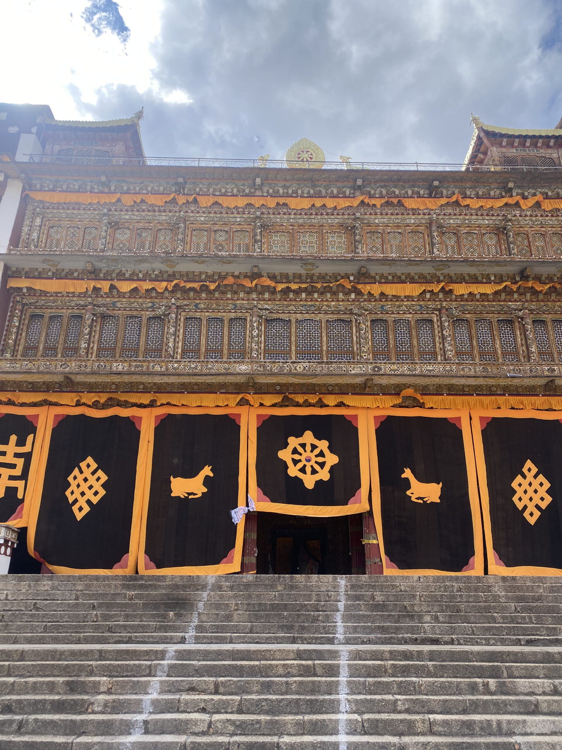 Façana del monestir de Sangpiling amb cortines negres decorades amb símbols tibetans