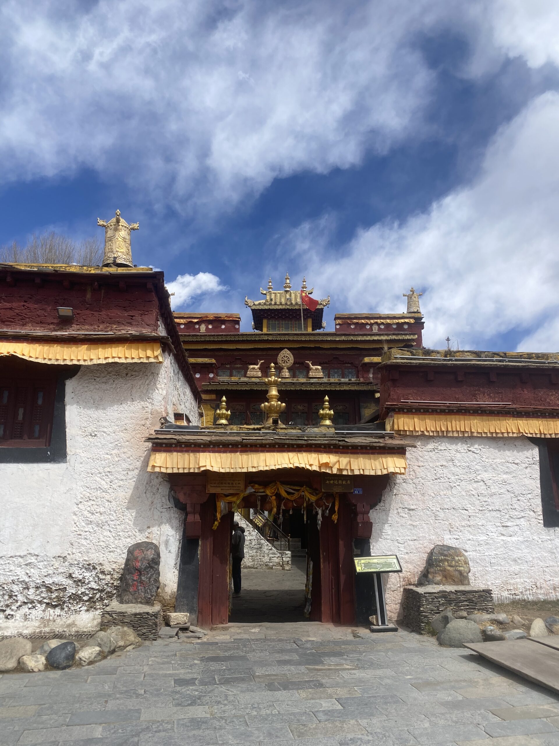 Edificis del monestir de Litang amb teulades daurades sota el cel blau
