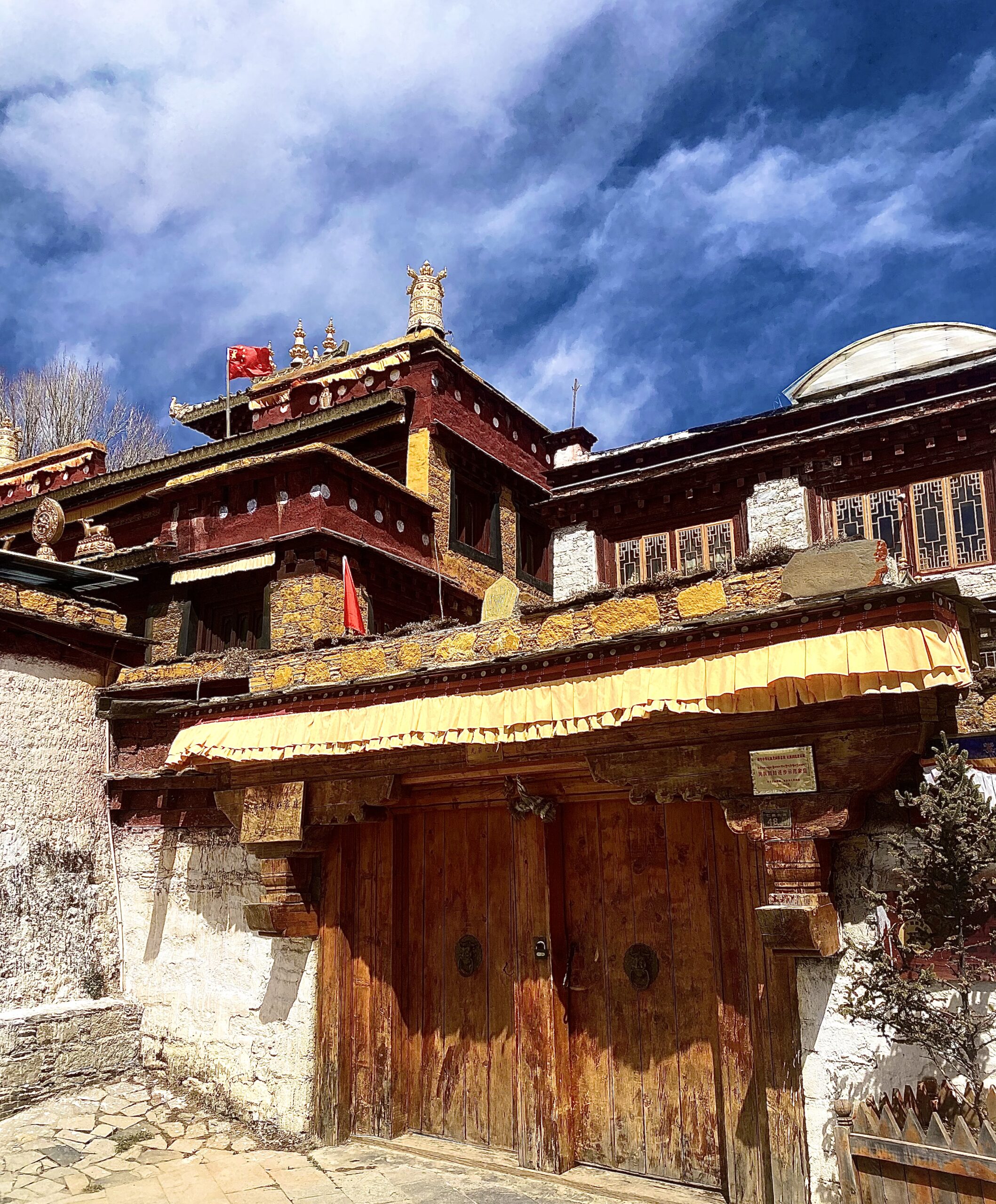 Edificis tibetans de colors amb finestres decorades a Litang, Sichuan