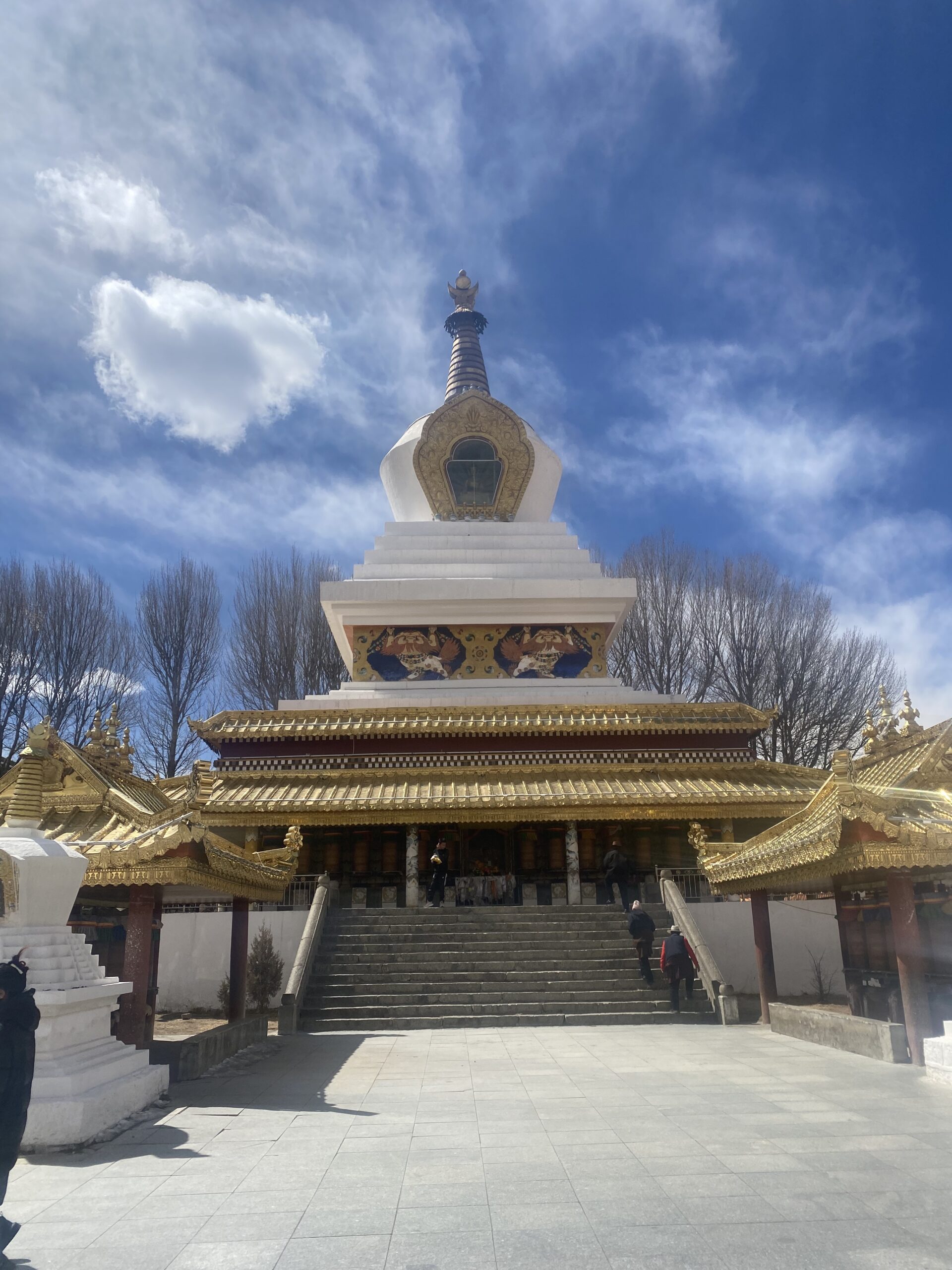 Gran estupa blanca i daurada sota el cel blau de Litang
