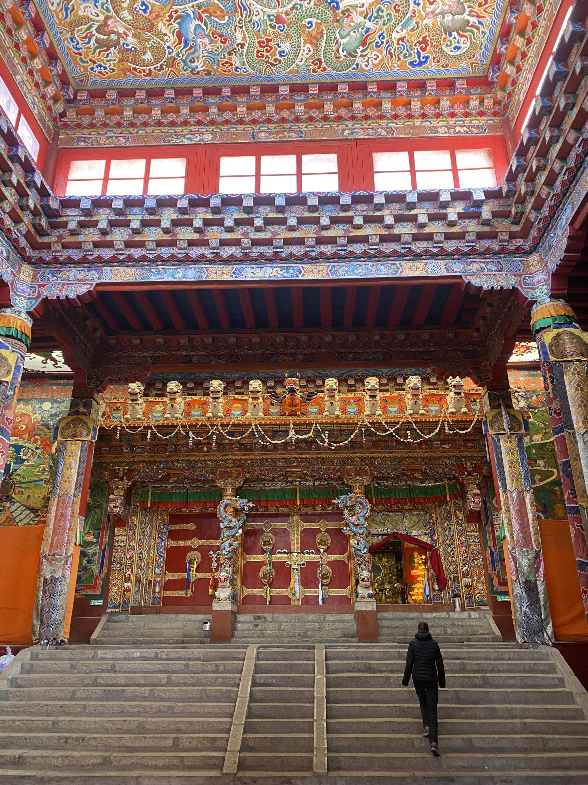 Portalada decorada amb colors vius d'un temple del monestir de Litang