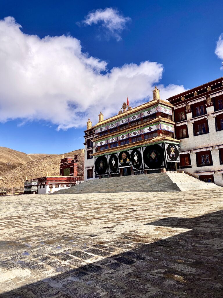 Vista exterior del monestir Chöde sobre l’altiplà tibetà de Litang.