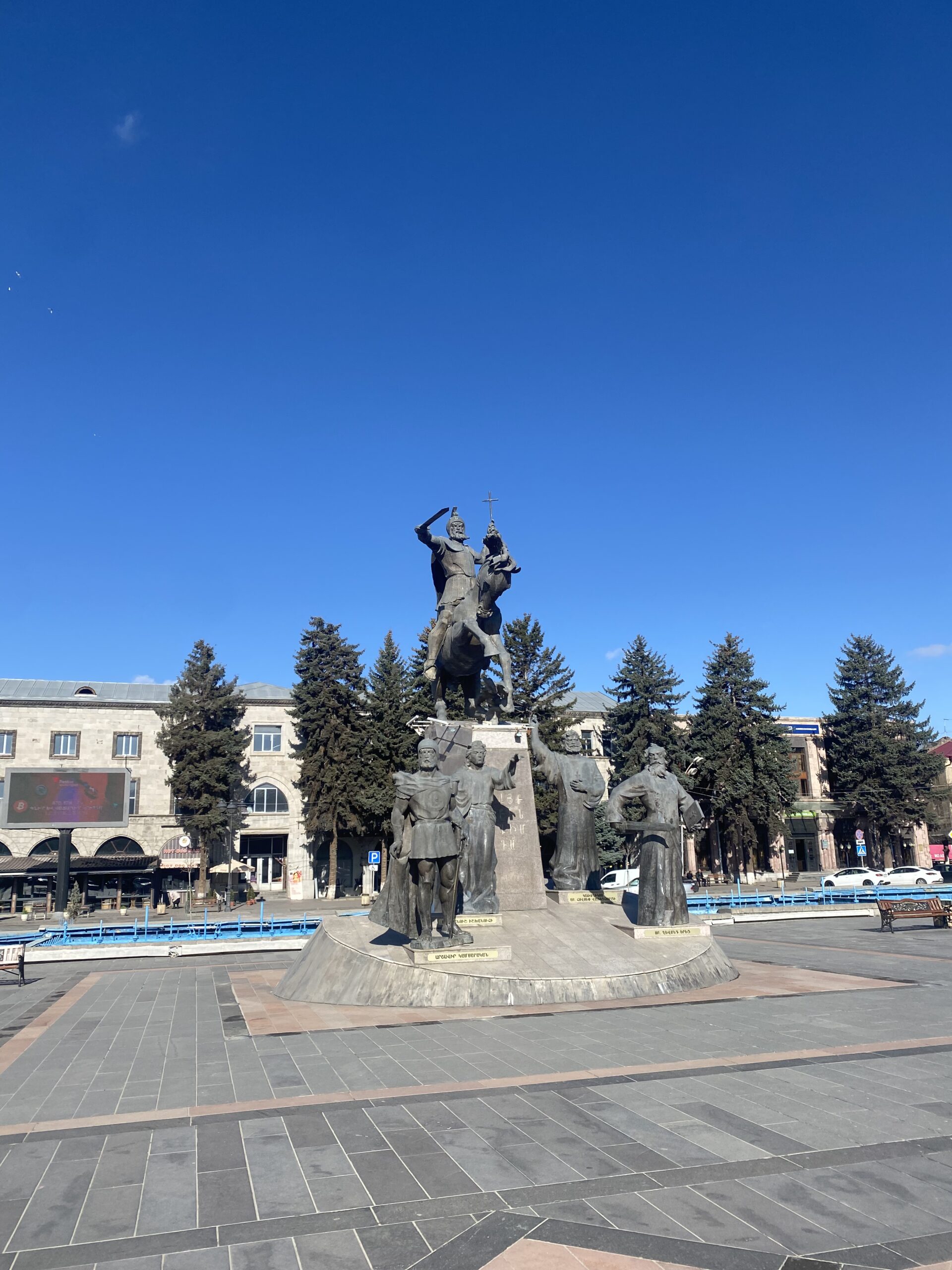 Monument a la plaça Vardanants de Gyumri, envoltat d'arbres