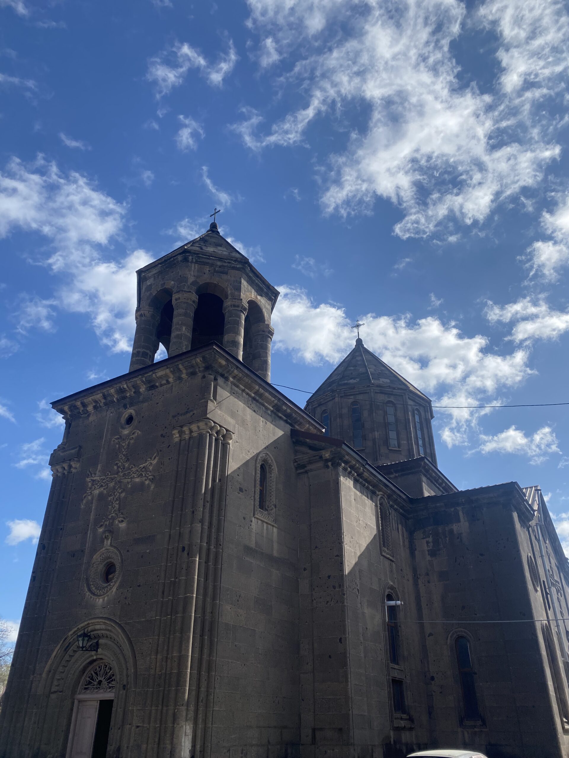 Campanar d'una església de pedra volcànica a Gyumri sota el cel blau