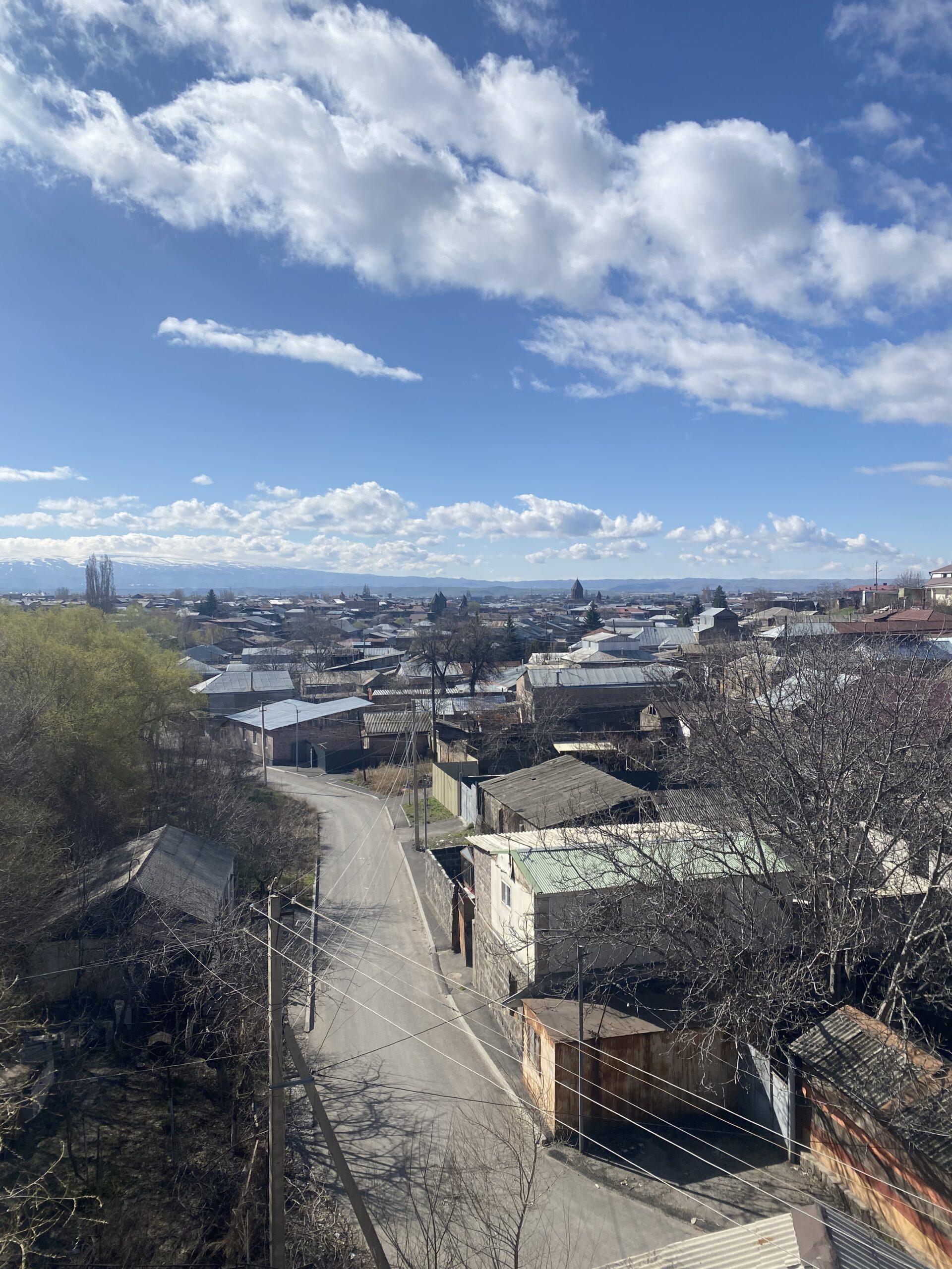 Vista panoràmica de Gyumri des d'un turó, amb les muntanyes al fons