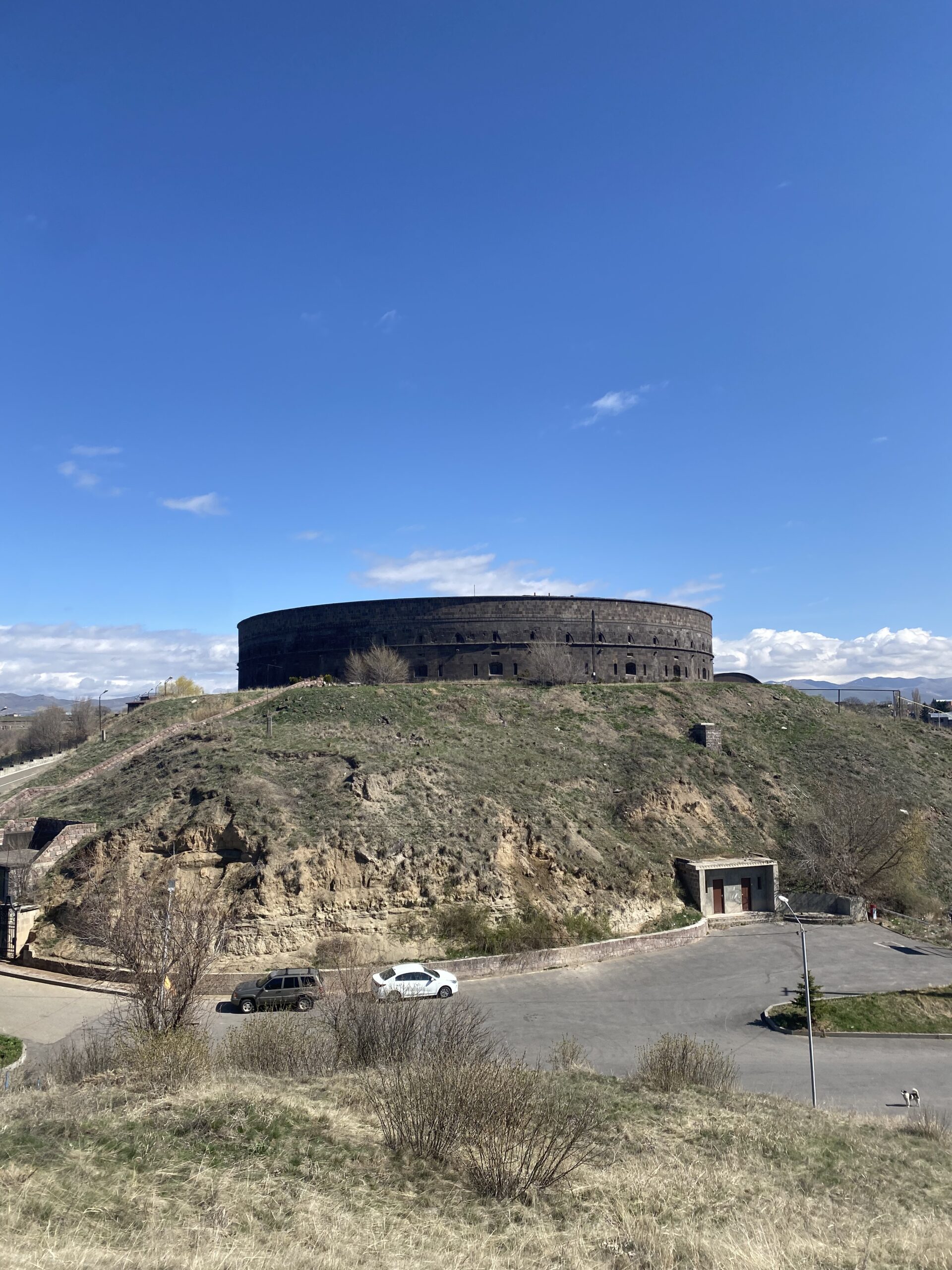 La fortalesa circular de Sev Berd, de pedra negra, sobre un turó de Gyumri