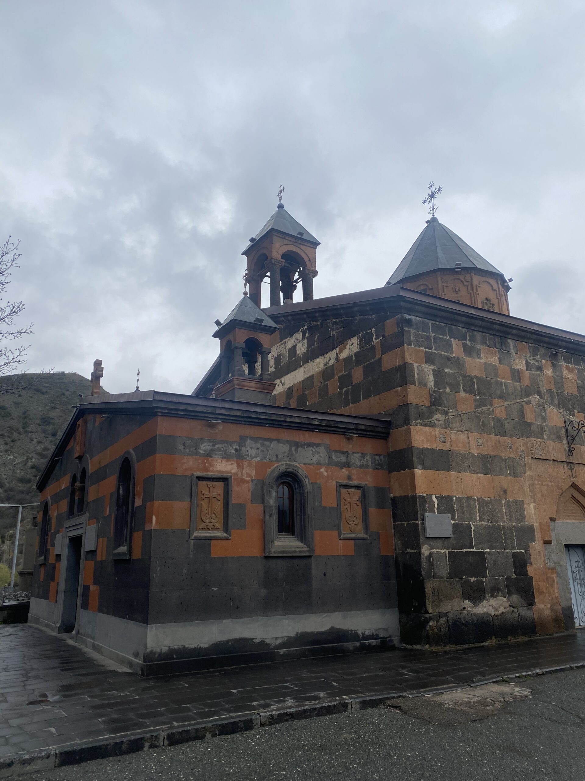 Església de pedra volcànica vermella i negra de Gyumri