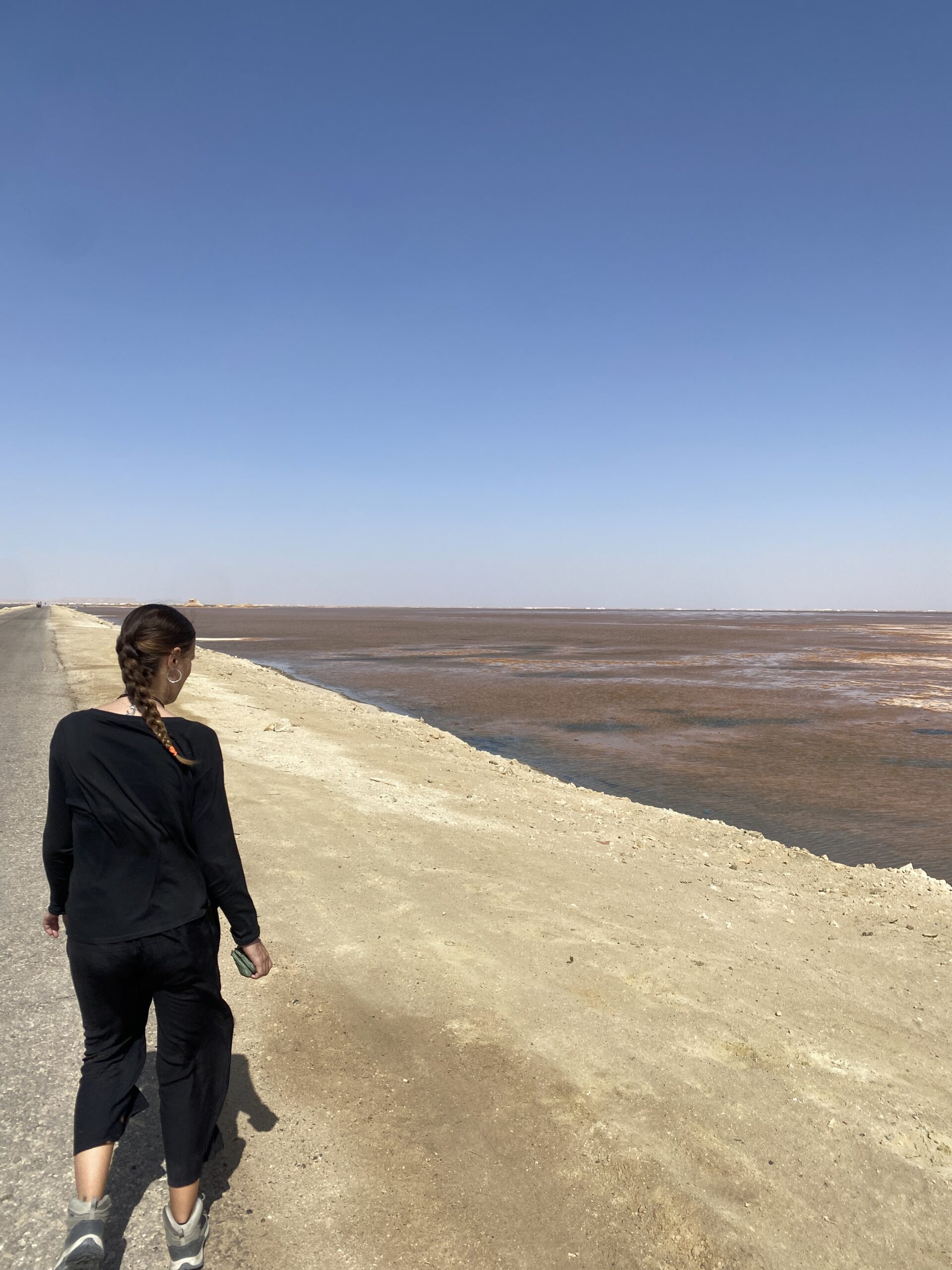 Viatgera contemplant les planes de sal i el llac de Siwa