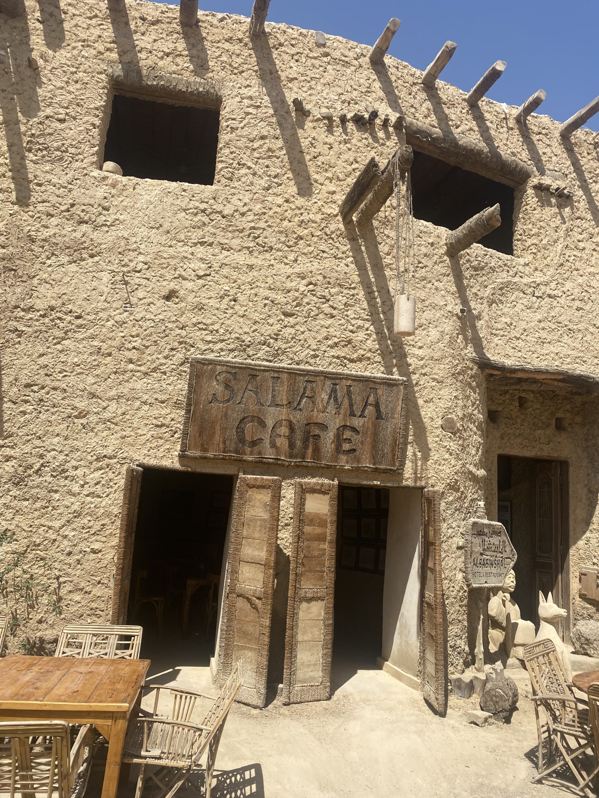 Edifici tradicional de karshif amb un rètol de fusta a Shali, Siwa