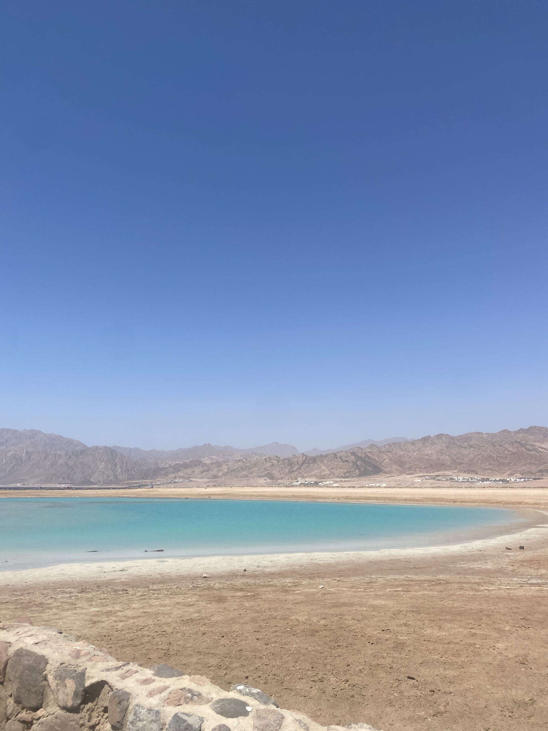 La llacuna de Dahab, d'aigua turquesa, amb les muntanyes del Sinaí