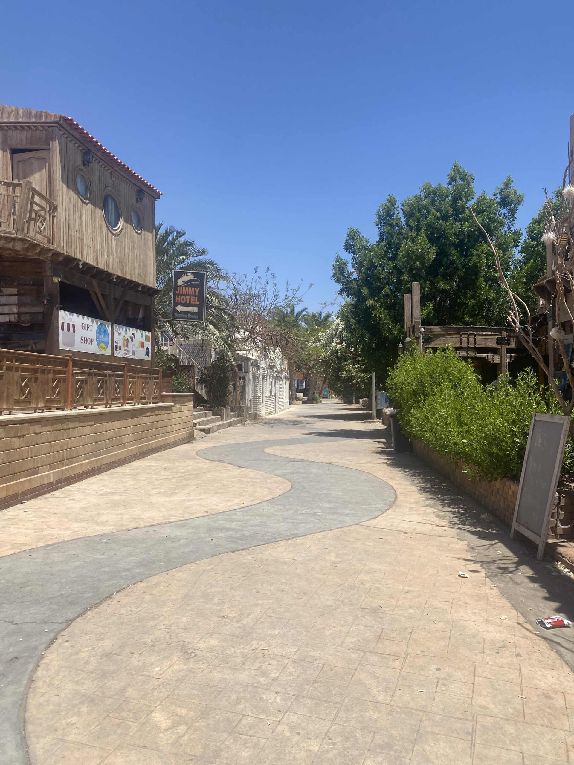 El passeig de Dahab amb palmeres i cases baixes