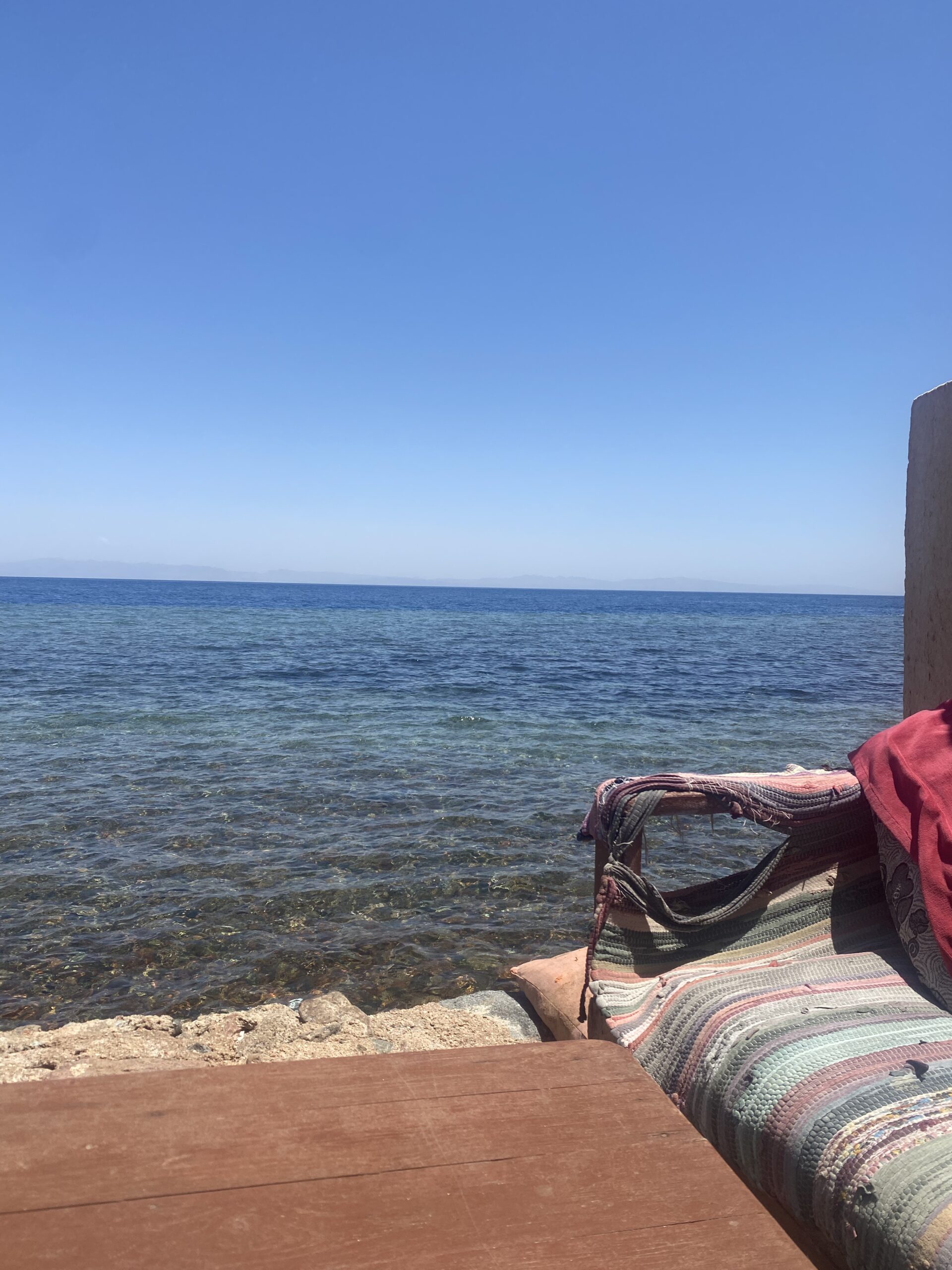 Vistes al mar Roig des d'un cafè de Dahab