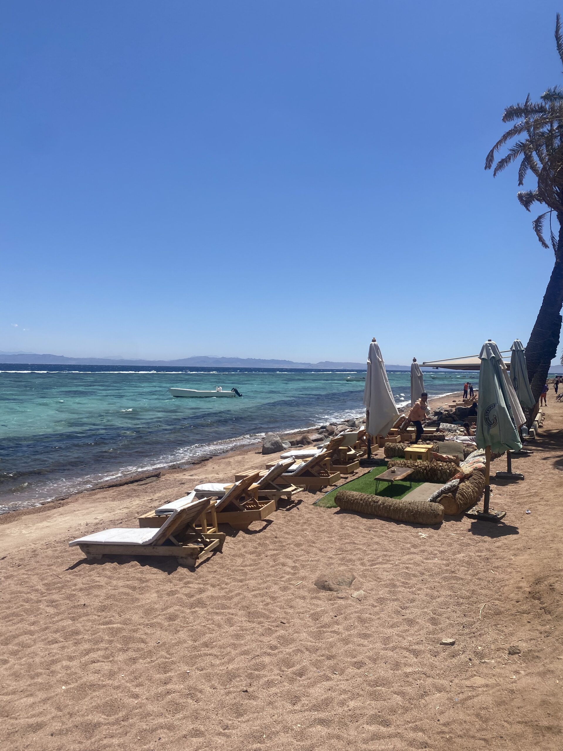 Una platja de Dahab amb para-sols i el mar Roig