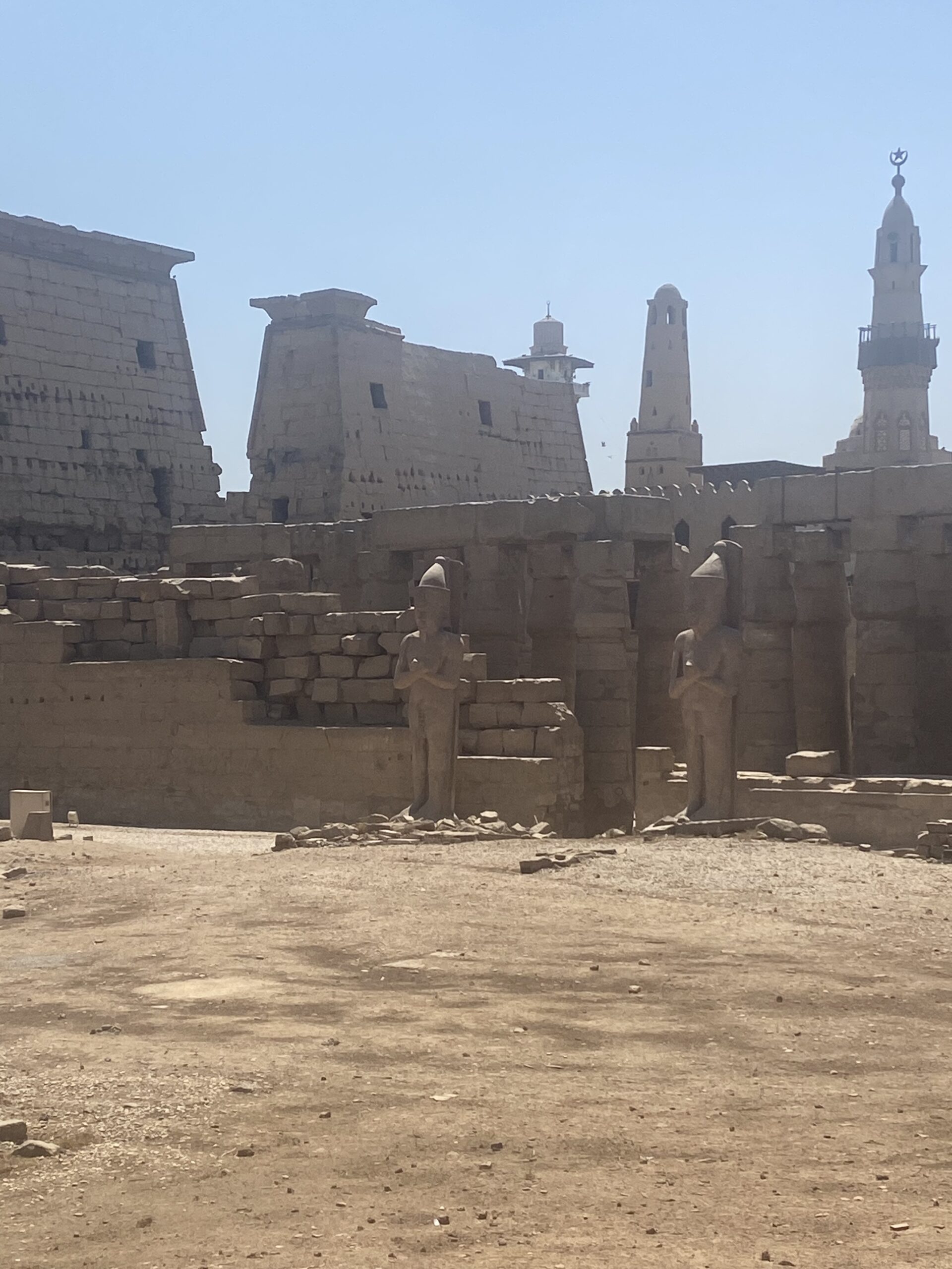 El pilò del temple de Luxor amb el minaret de la mesquita d'Abu al-Haggag