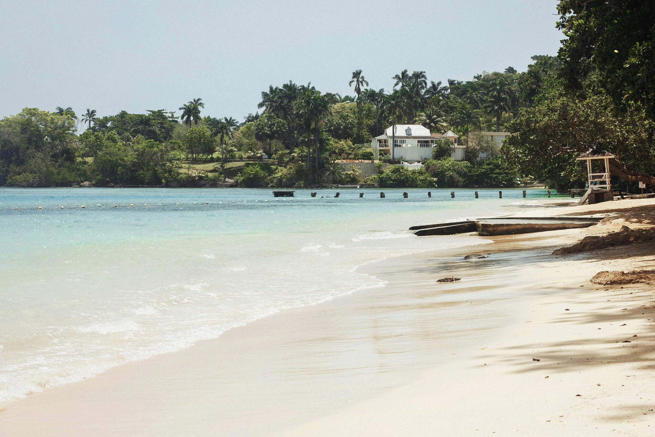 Platja d'aigües turqueses a la costa nord de Jamaica