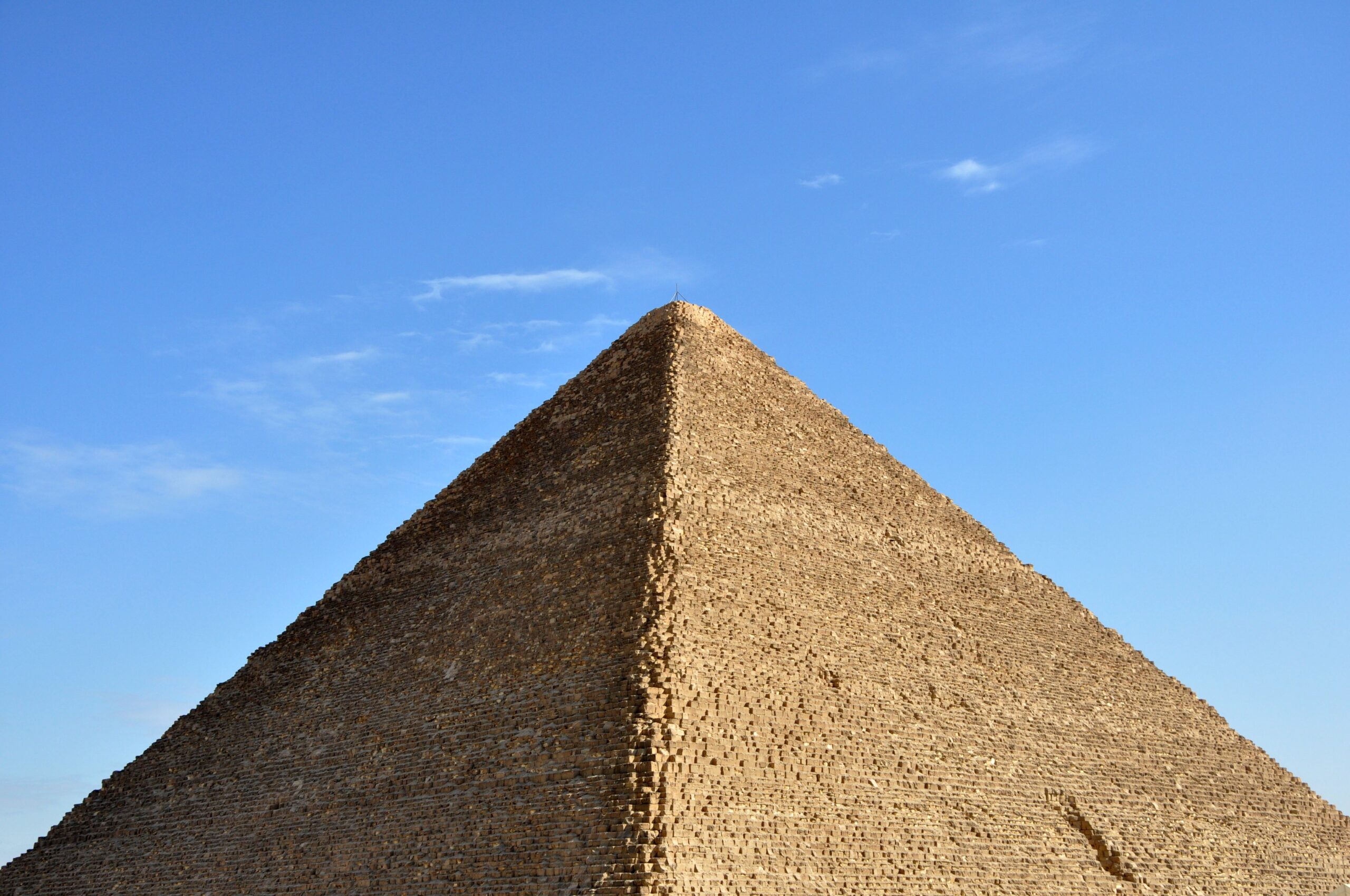 Una de les grans piràmides de Giza contra el cel blau