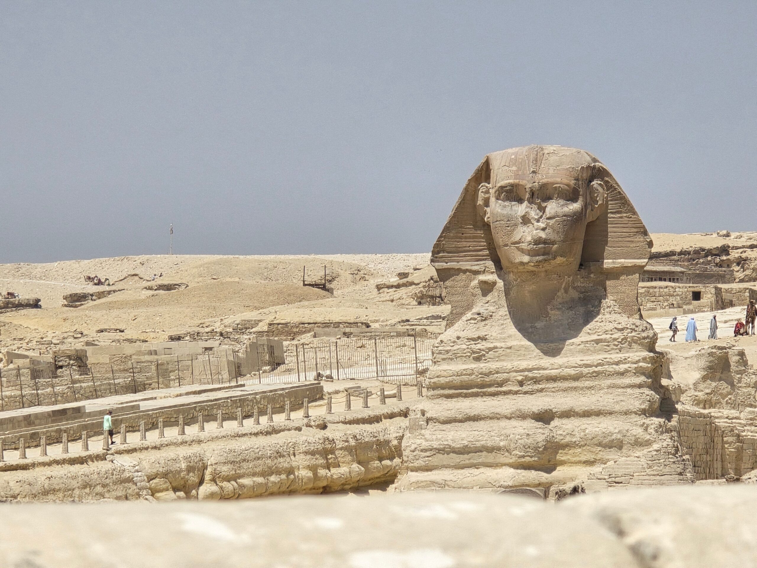 La Gran Esfinx de Giza amb una piràmide al fons